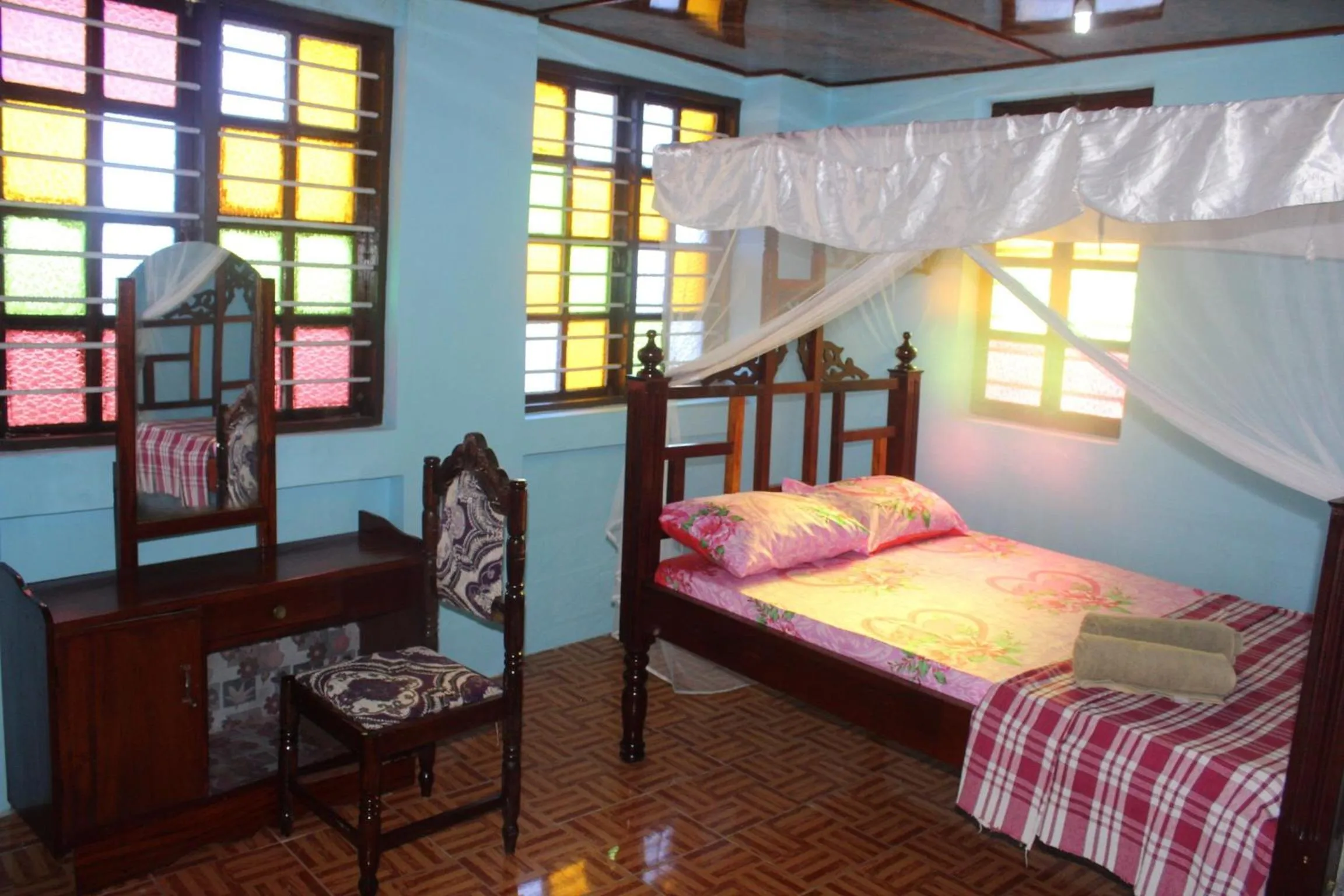 Bedroom, Bed in Bottoms Up