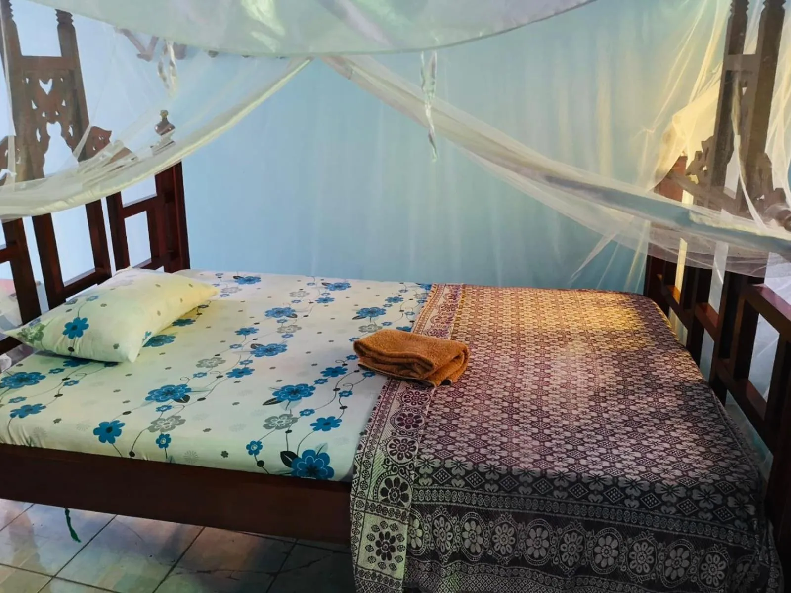 Bedroom, Bed in Bottoms Up