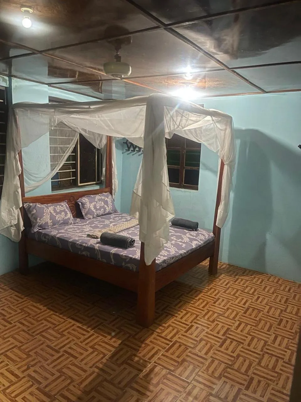 Bedroom, Bed in Bottoms Up