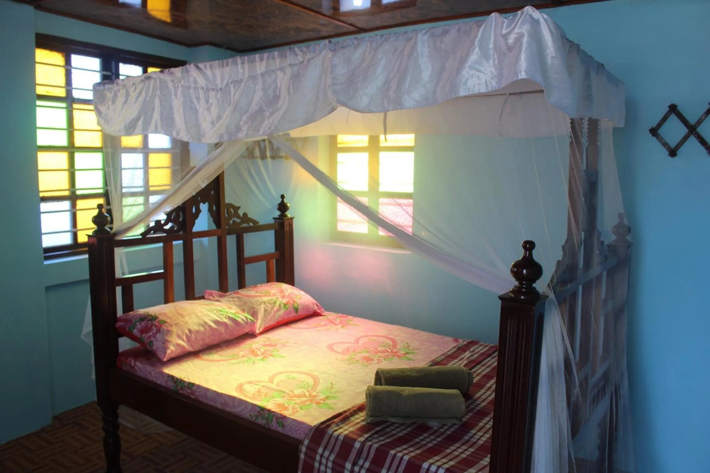 Bedroom, Bed in Bottoms Up