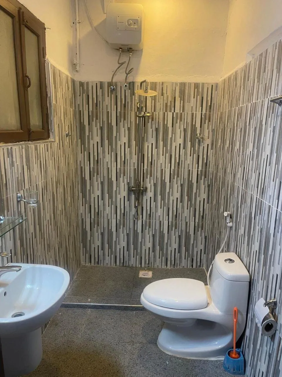 Shower in Bottoms Up