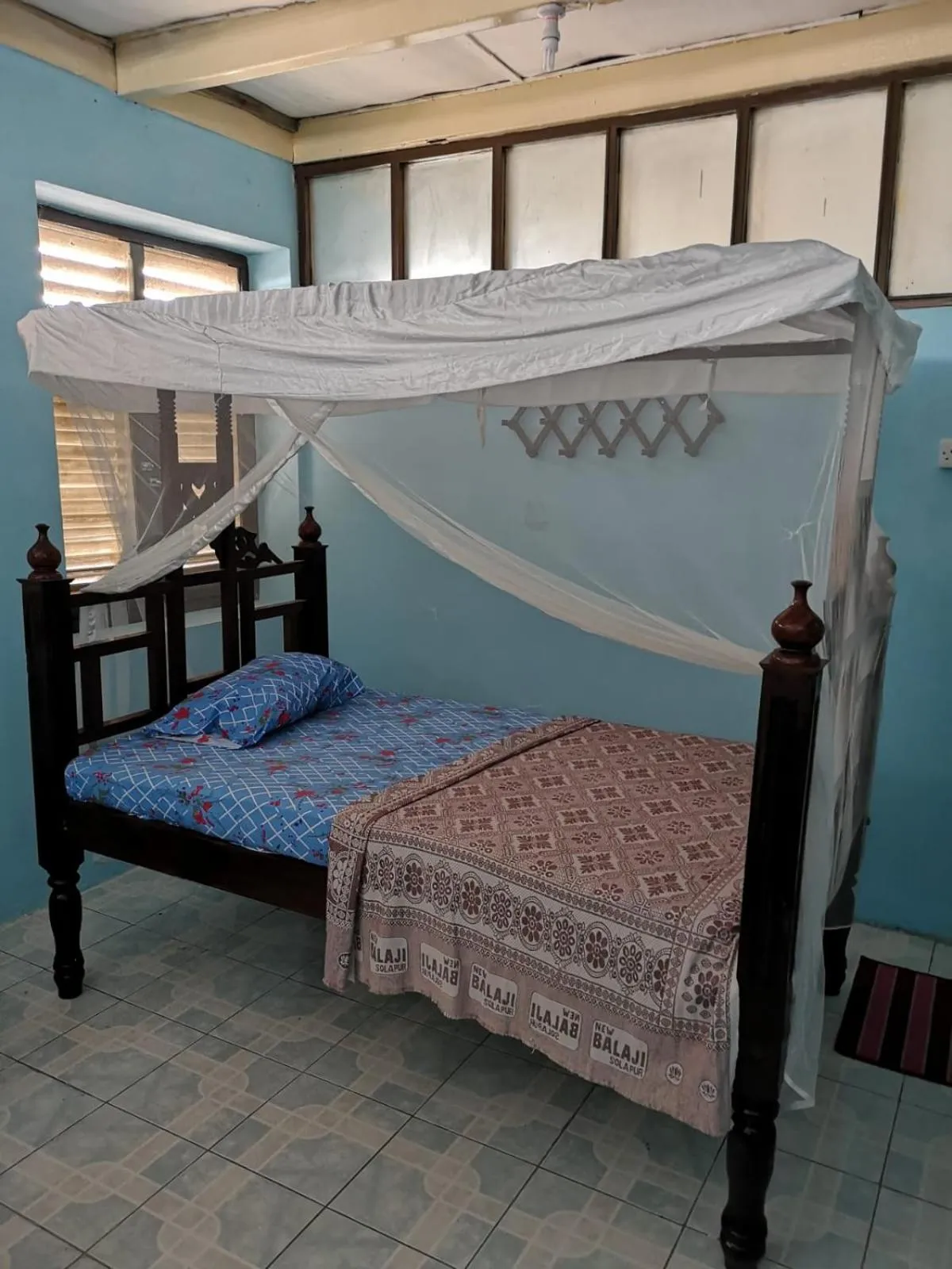 Bedroom, Bed in Bottoms Up