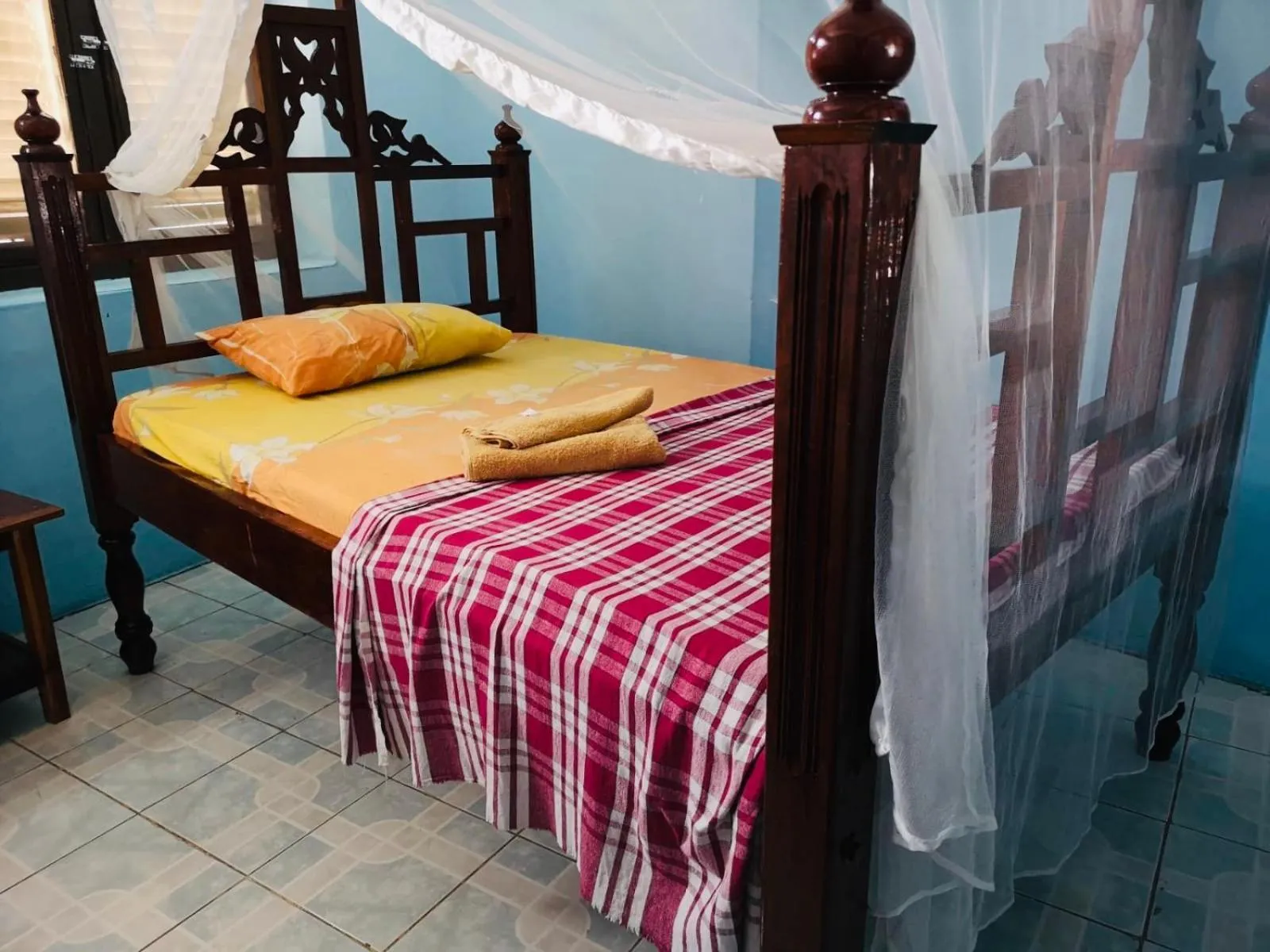 Bedroom, Bed in Bottoms Up