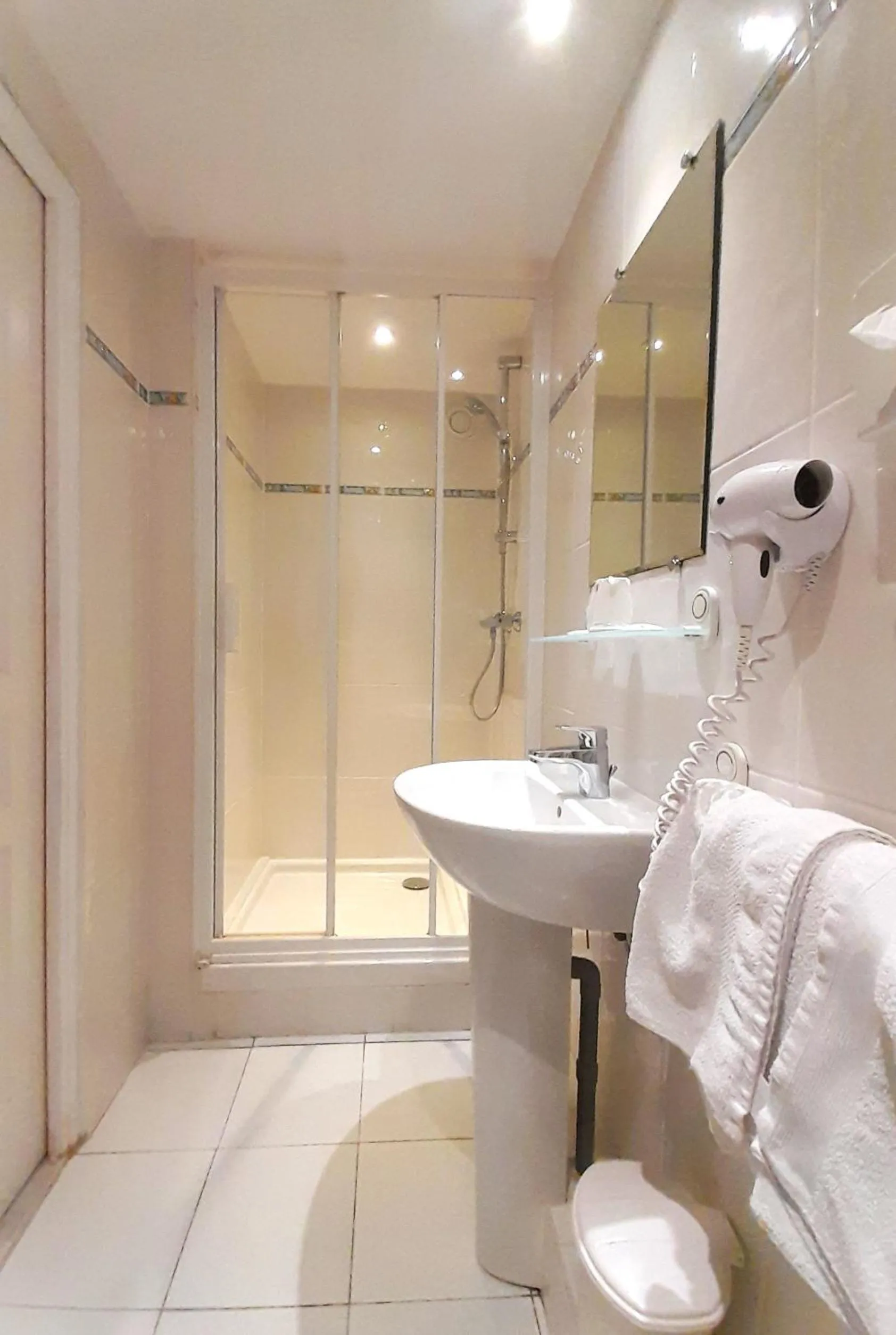 Shower in Les Cascades - Hôtel de Charme