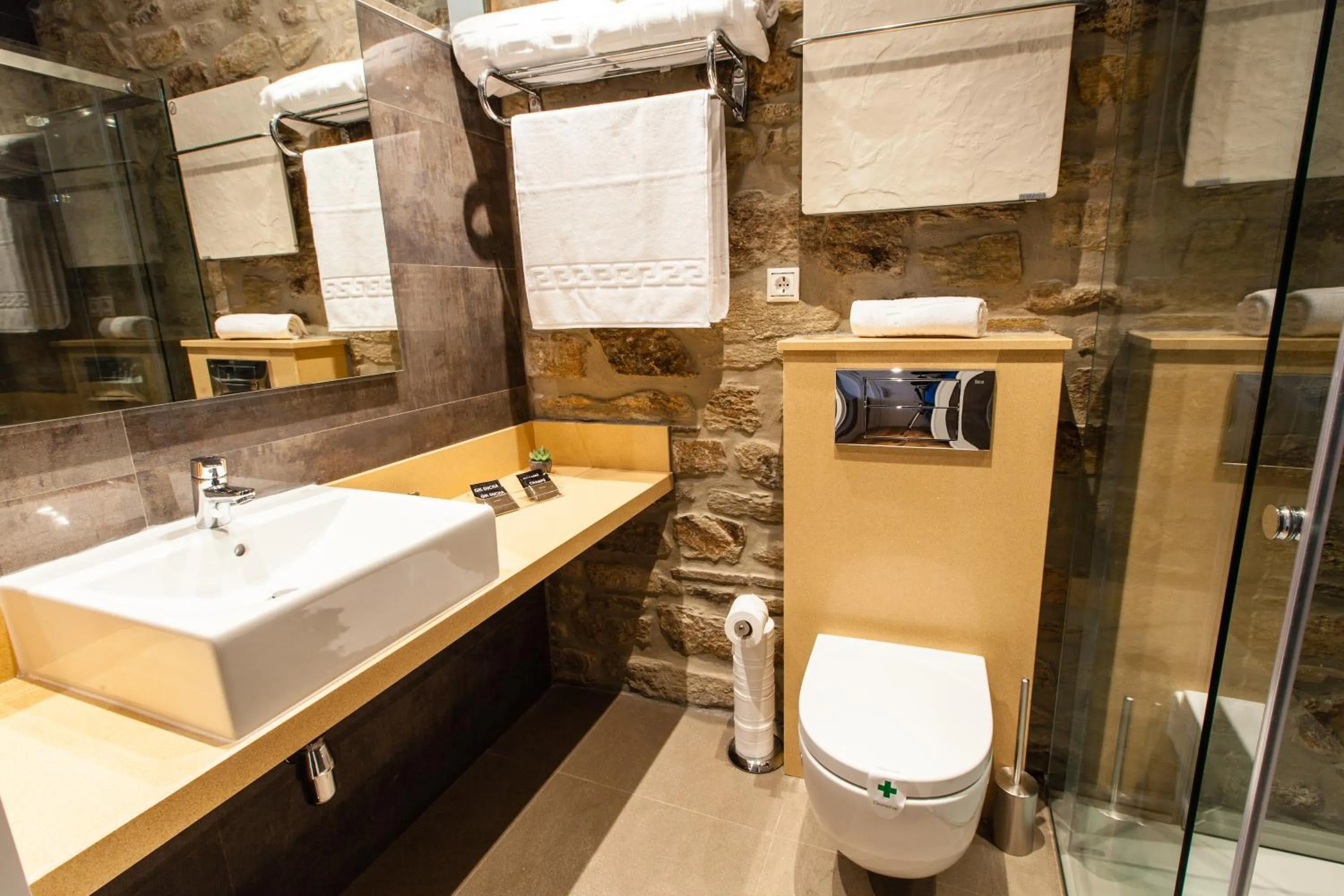 Shower in Hotel Montenegro Compostela