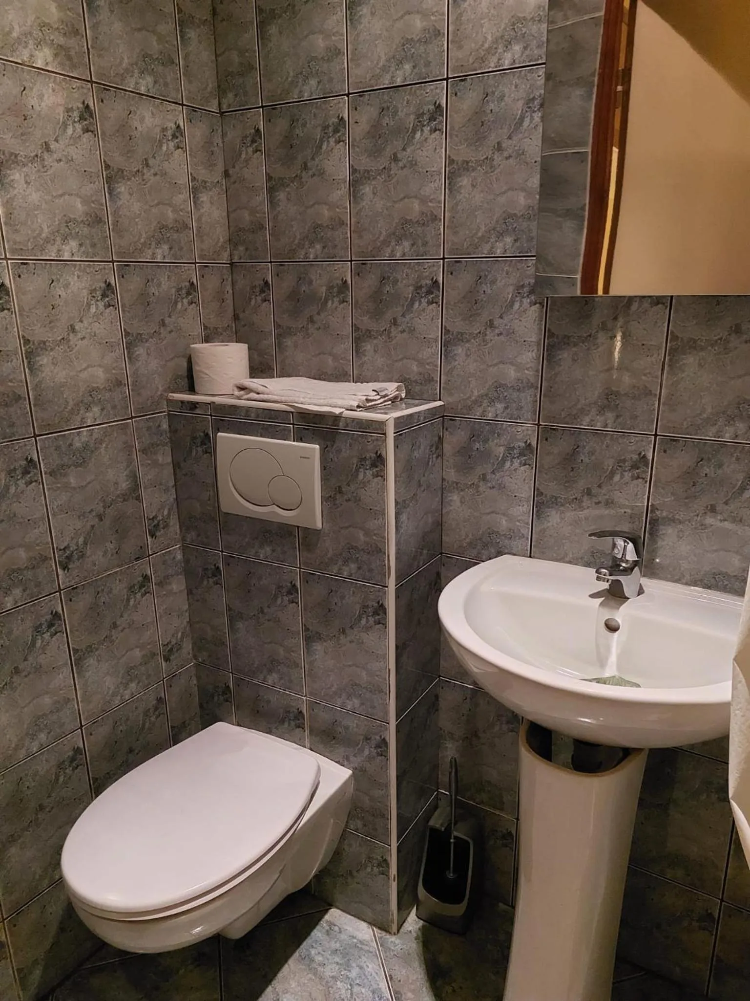 Toilet in Résidence Molière Hôtel Paris Montrouge