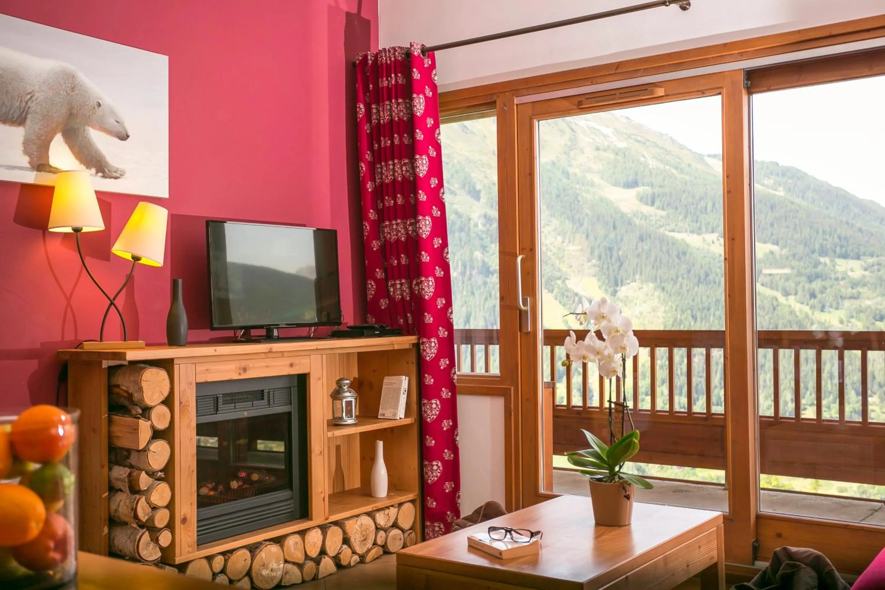 TV and multimedia in Résidence Club MMV L'Étoile des Cimes