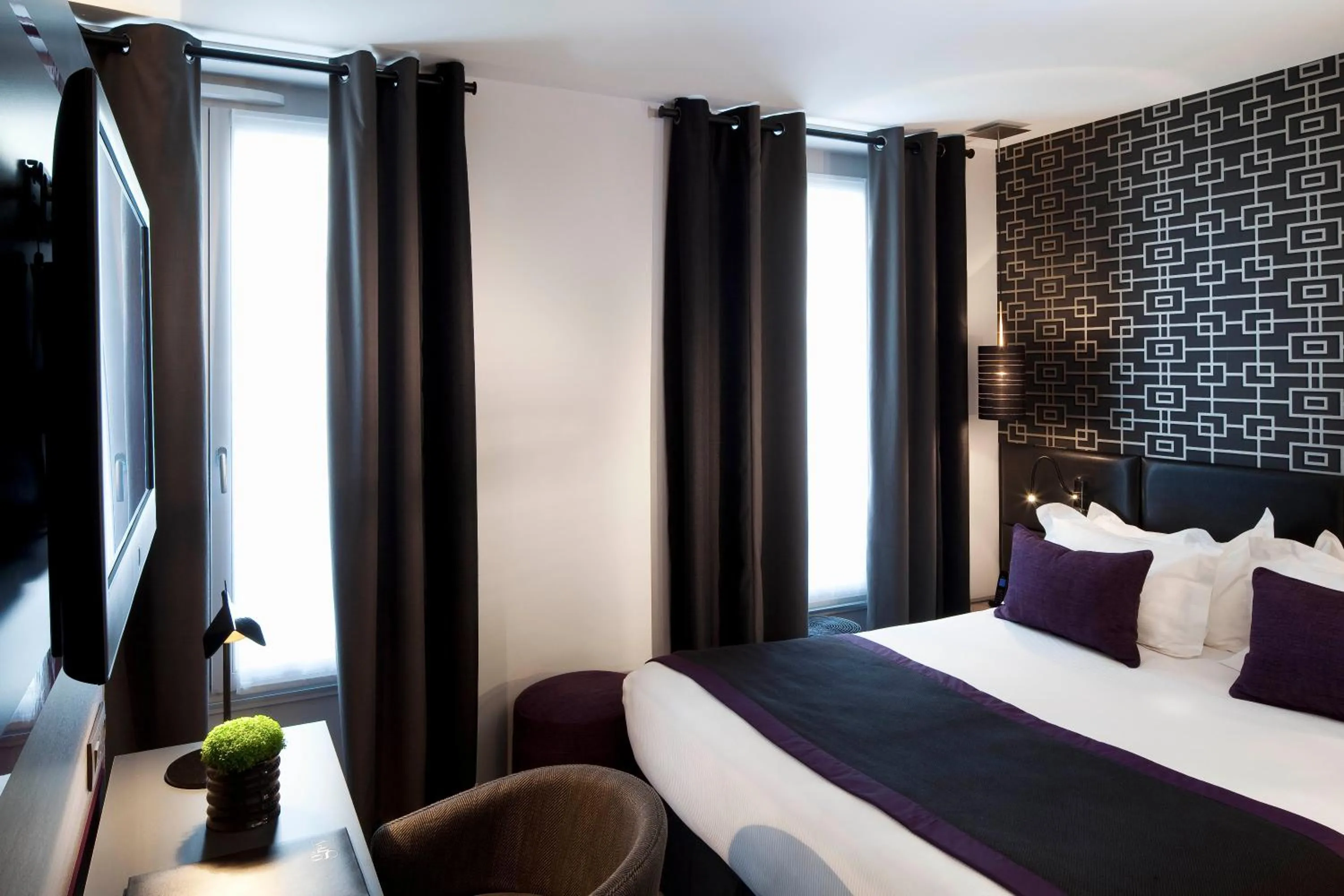 Seating area, Bed in Le Grey Hotel