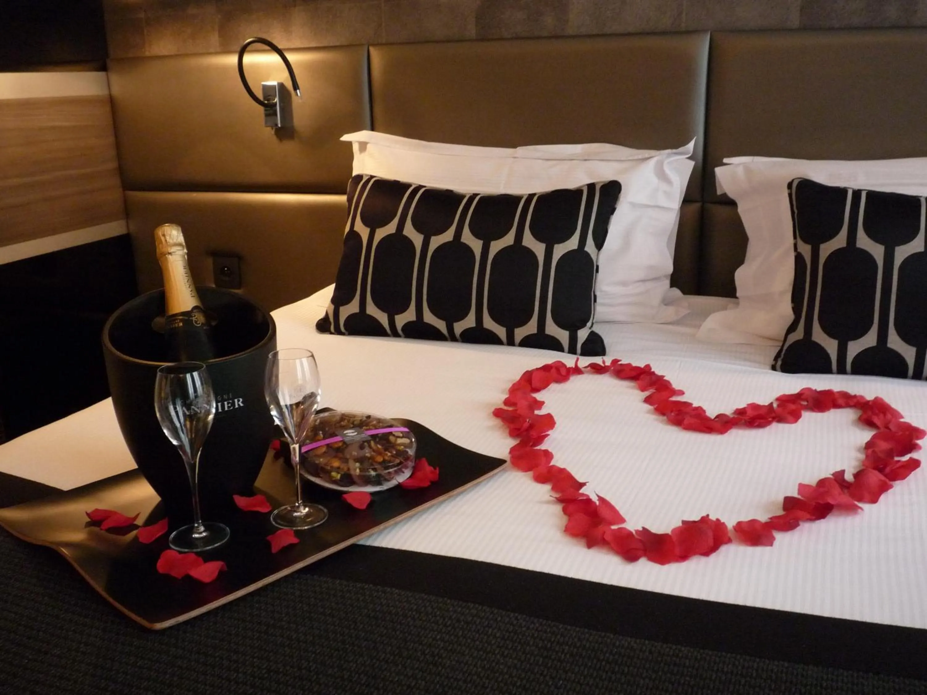 Bedroom, Bed in Le Grey Hotel