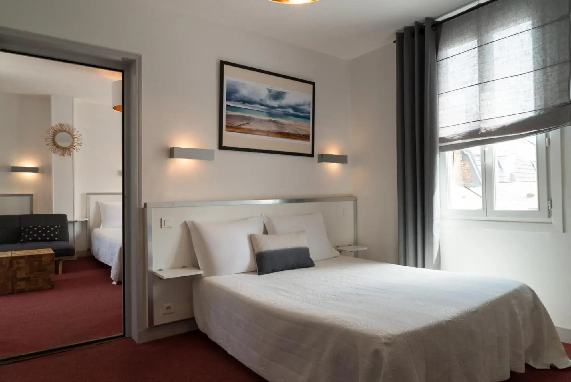 Family Room with disabled access in The Originals Boutique, Hôtel La Colonne de Bronze, Saint-Valéry-sur-Somme Family Room with disabled access in The Originals Boutique, Hôtel La Colonne de Bronze, Saint-Valéry-sur-Somme