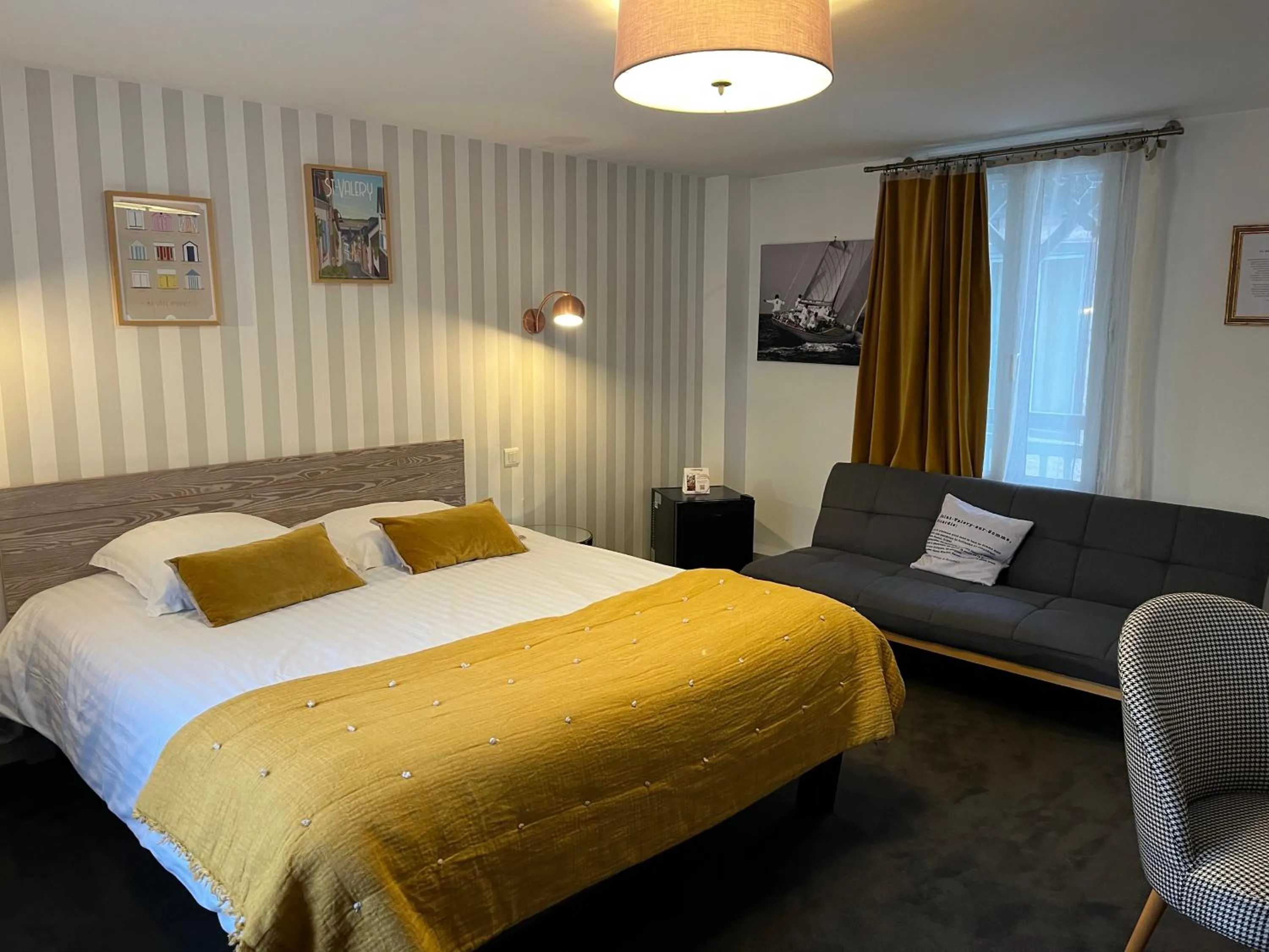Photo of the whole room, Bed in The Originals Boutique, Hôtel La Colonne de Bronze, Saint-Valéry-sur-Somme