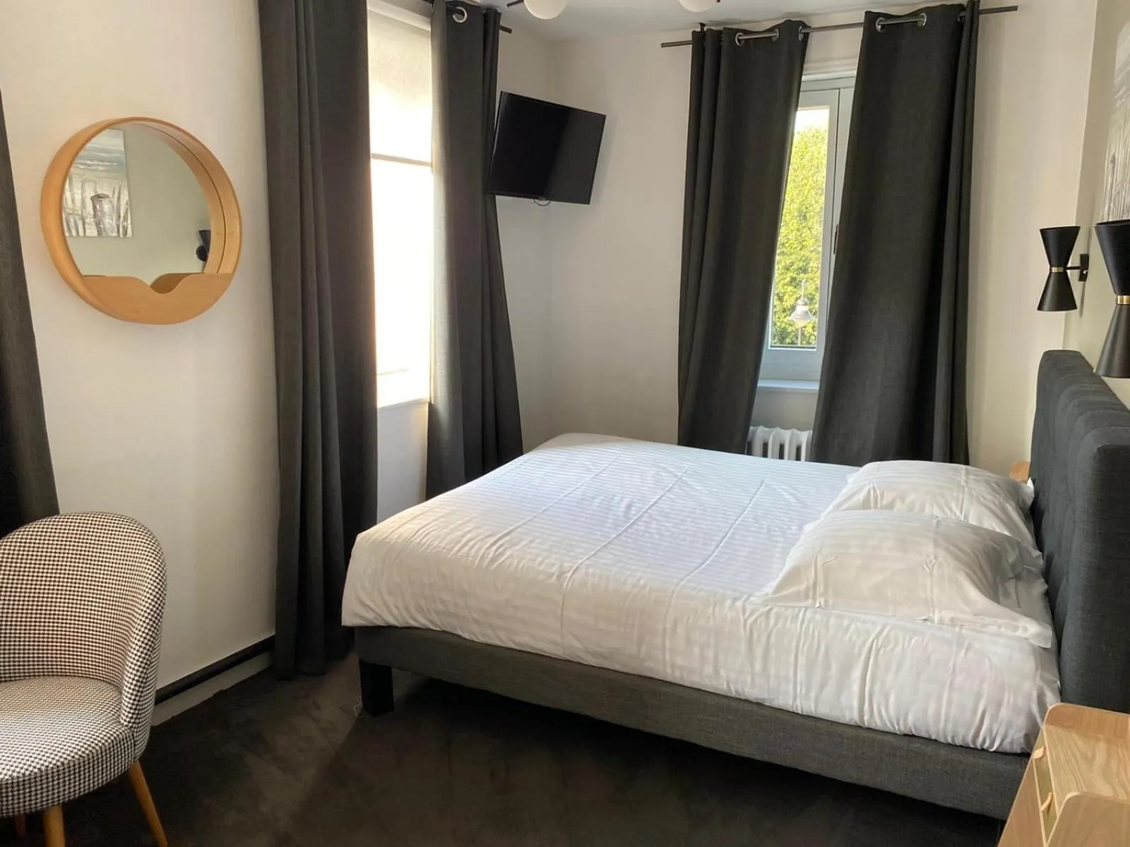 Photo of the whole room, Bed in The Originals Boutique, Hôtel La Colonne de Bronze, Saint-Valéry-sur-Somme