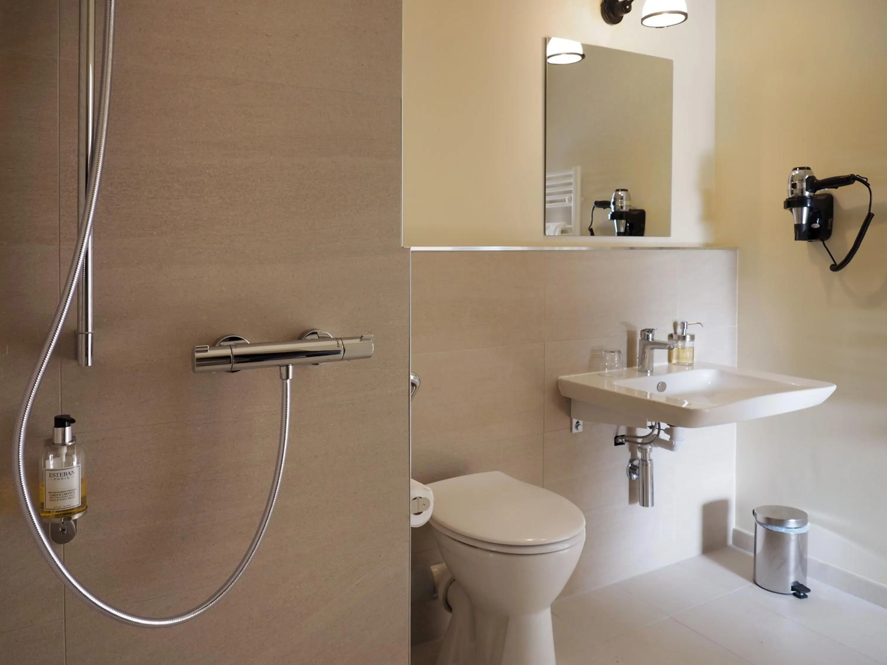 Bathroom in Logis Hôtel du Belvédère