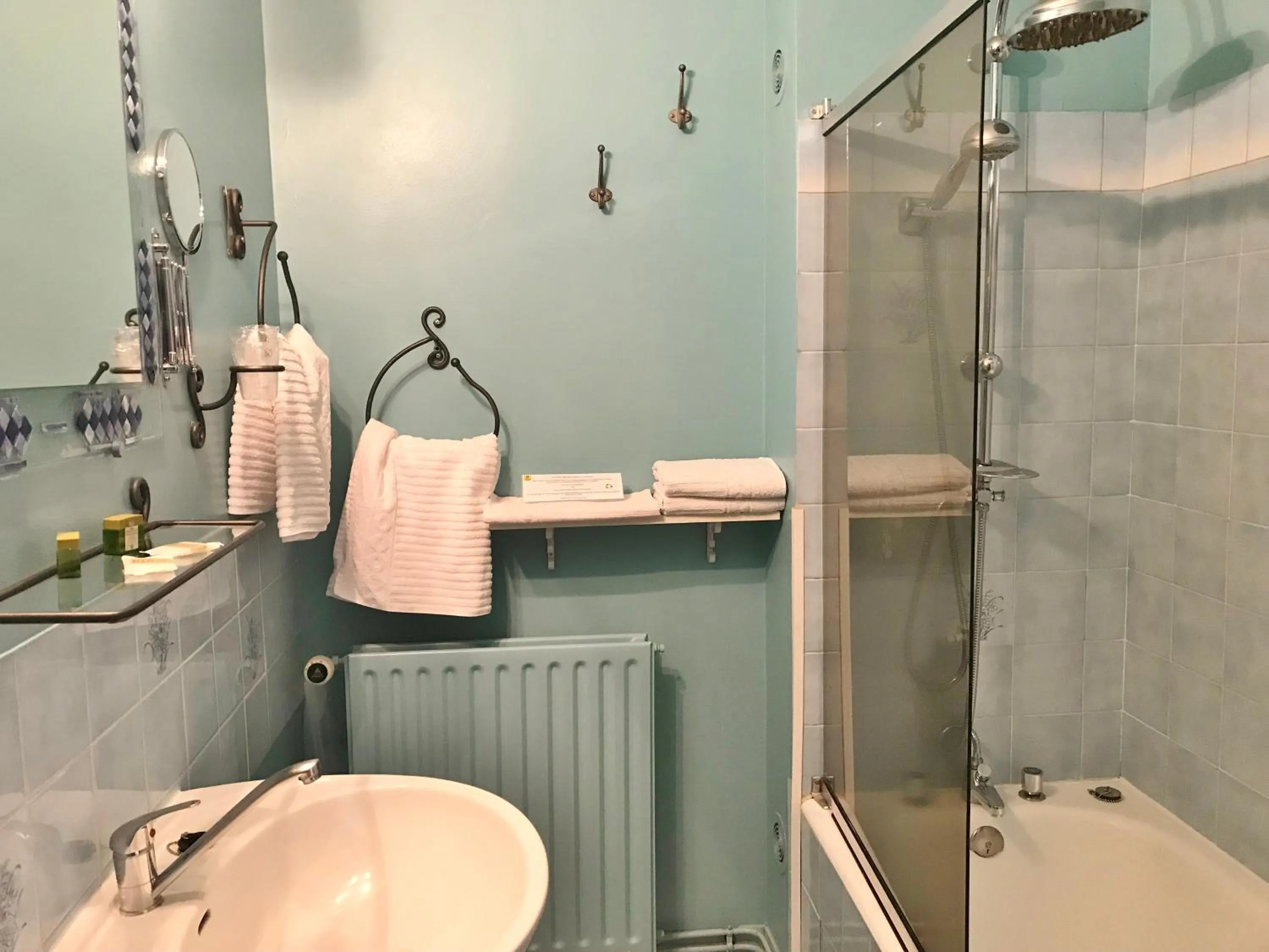 Bathroom in Manoir Henri IV