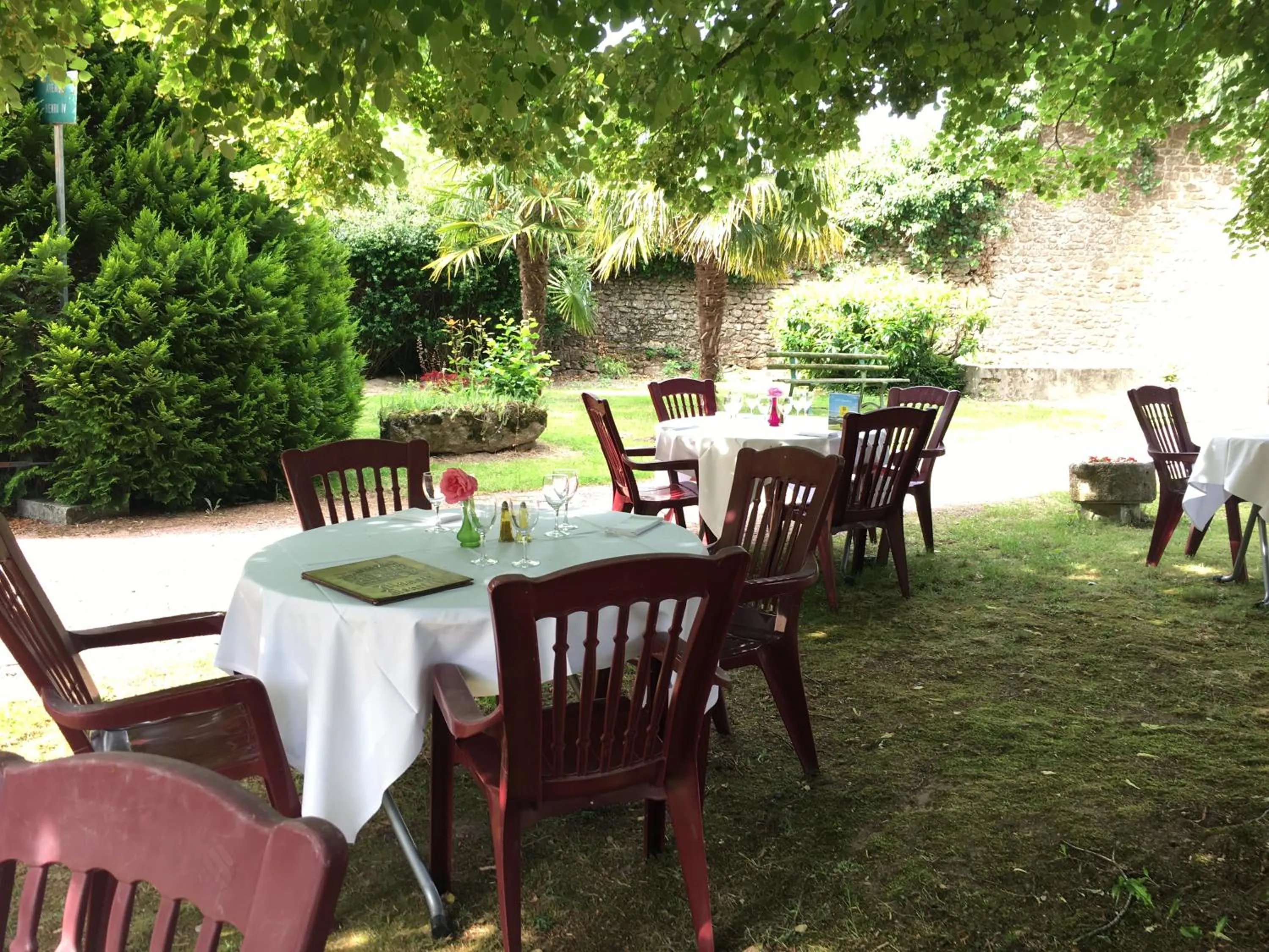 Garden view, Restaurant/Places to Eat in Manoir Henri IV