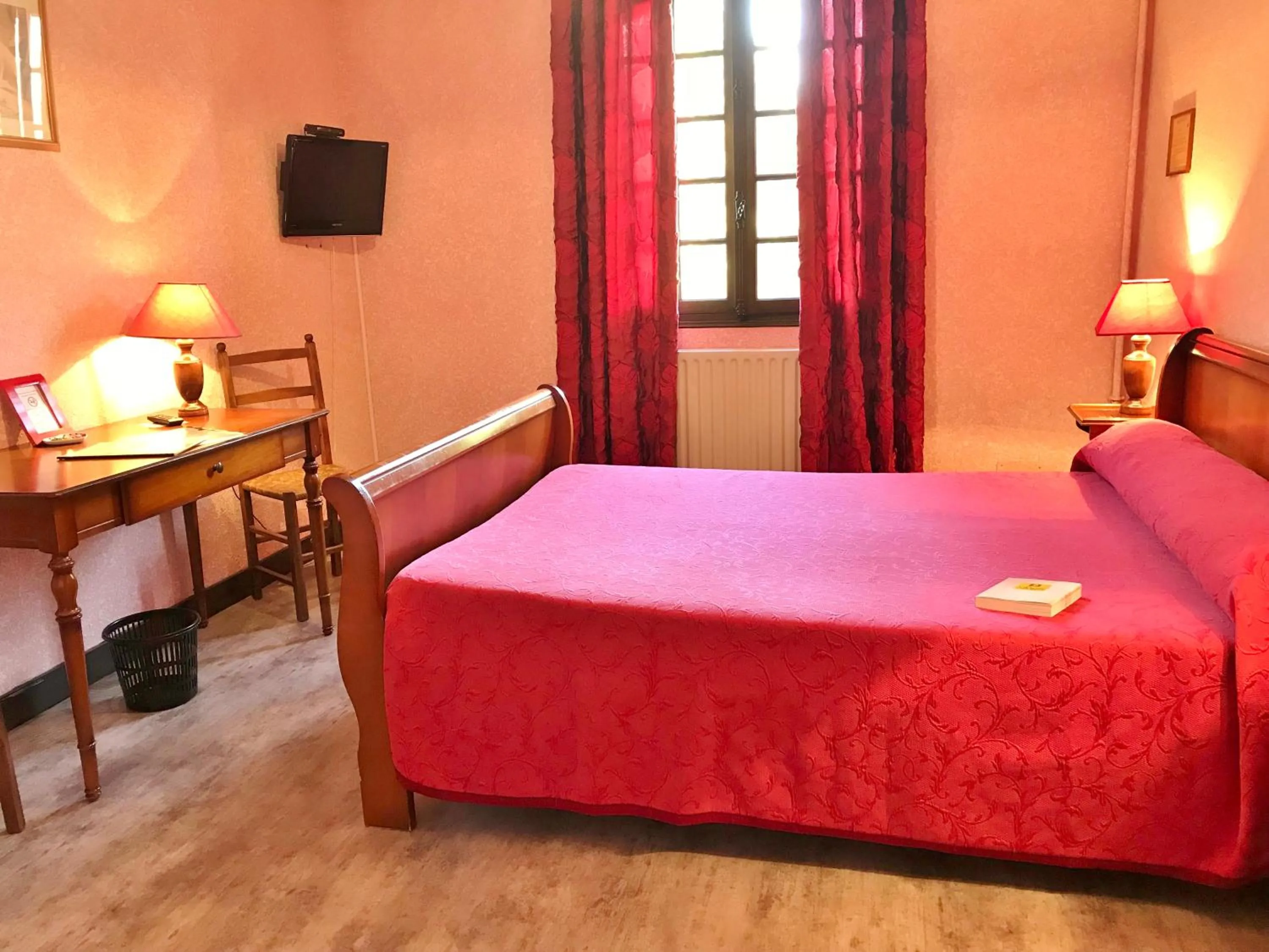 Bedroom, TV/Entertainment Center in Manoir Henri IV