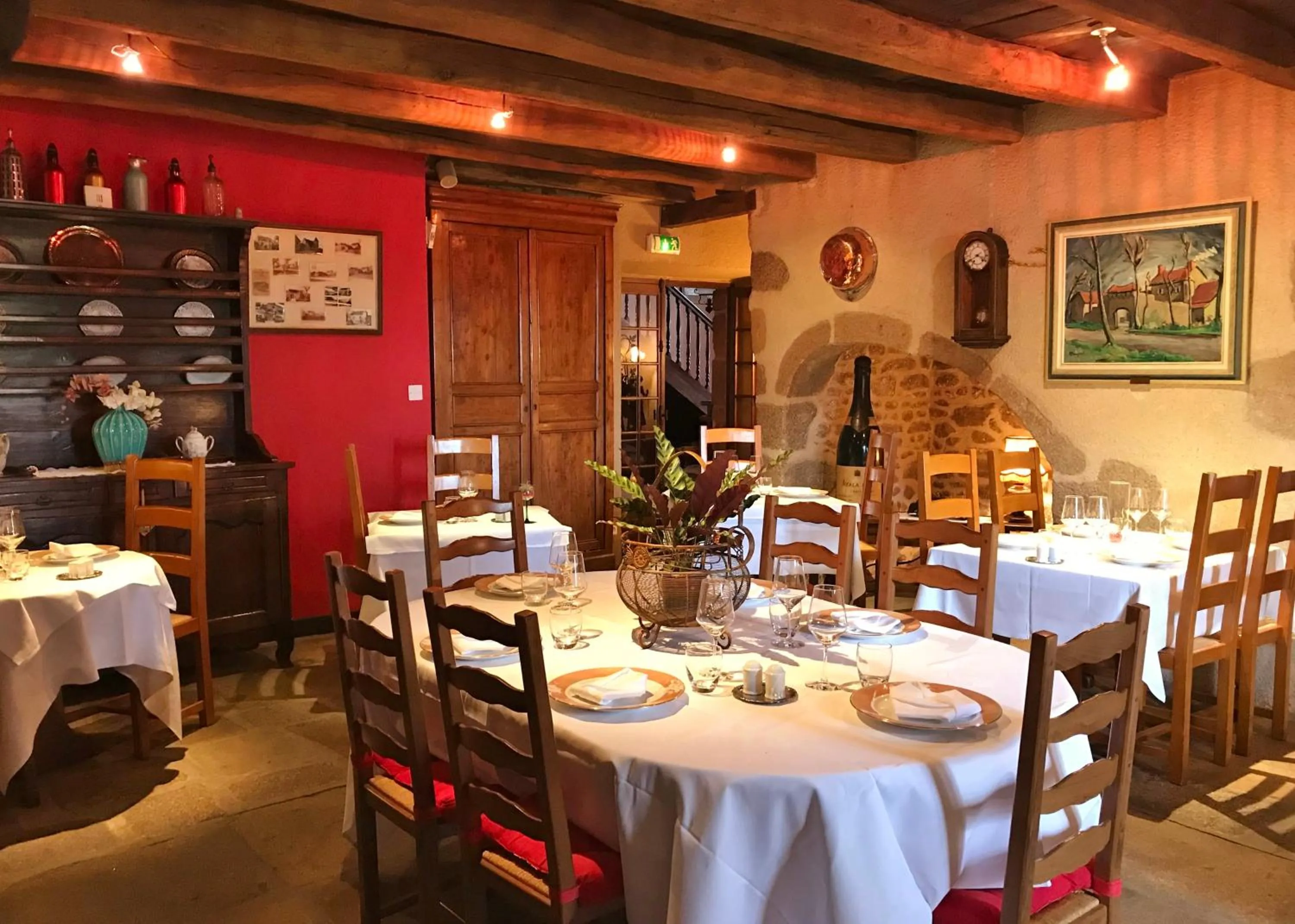 Restaurant/Places to Eat in Manoir Henri IV