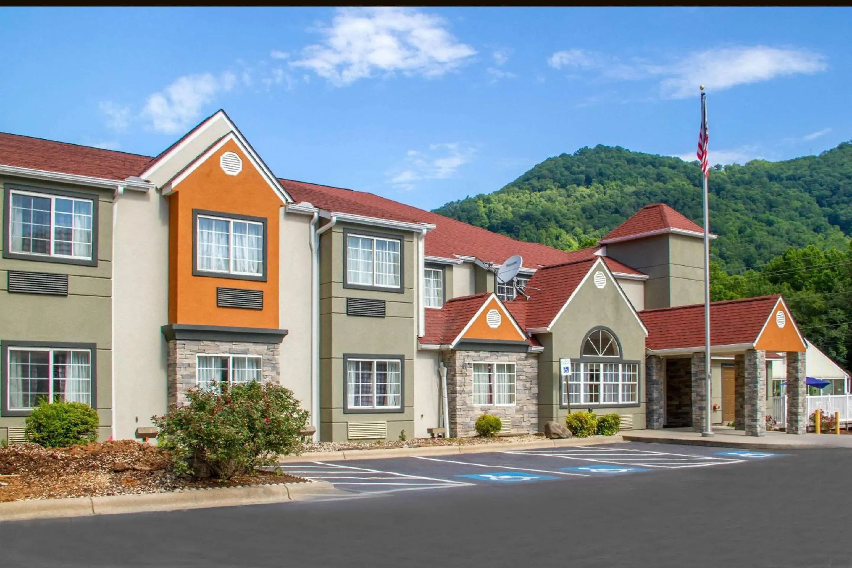 Property building in Quality Inn & Suites Maggie Valley - Cherokee Area Property building in Quality Inn & Suites Maggie Valley - Cherokee Area