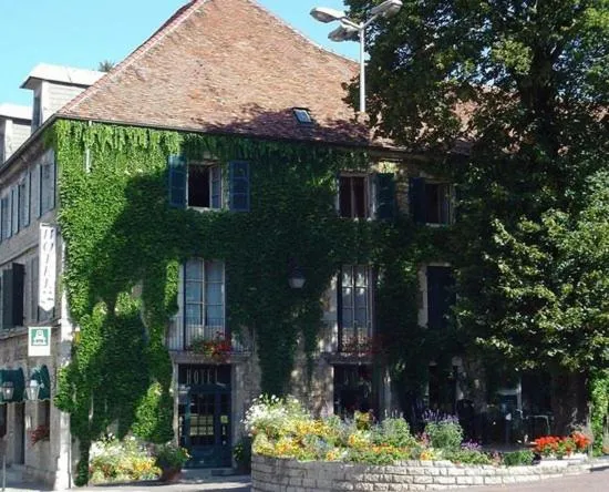 Property building in Logis Hôtel des Messageries