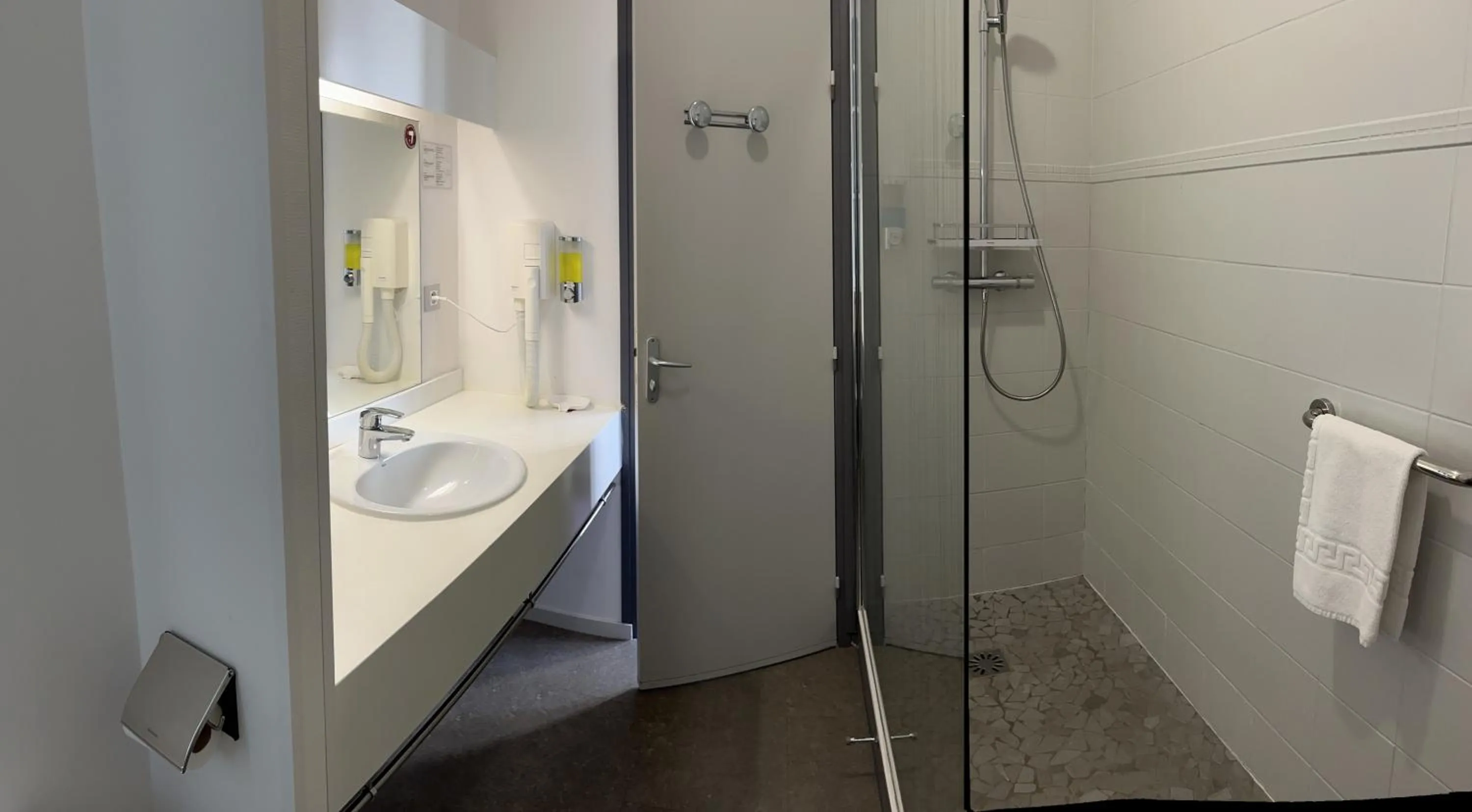 Bathroom in Logis Hôtel des Messageries