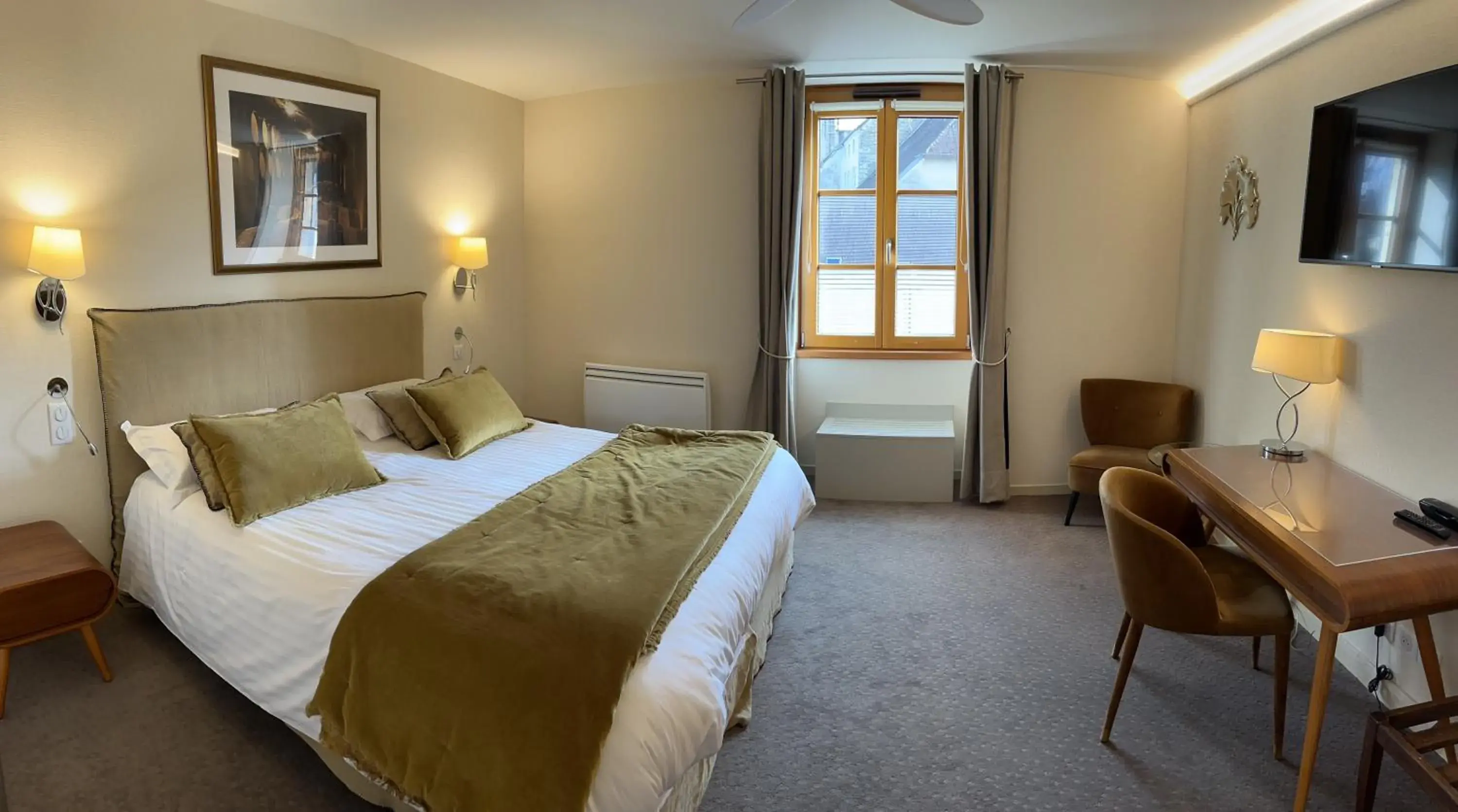 Comfort Plus Double Room in Logis Hôtel des Messageries Comfort Plus Double Room in Logis Hôtel des Messageries