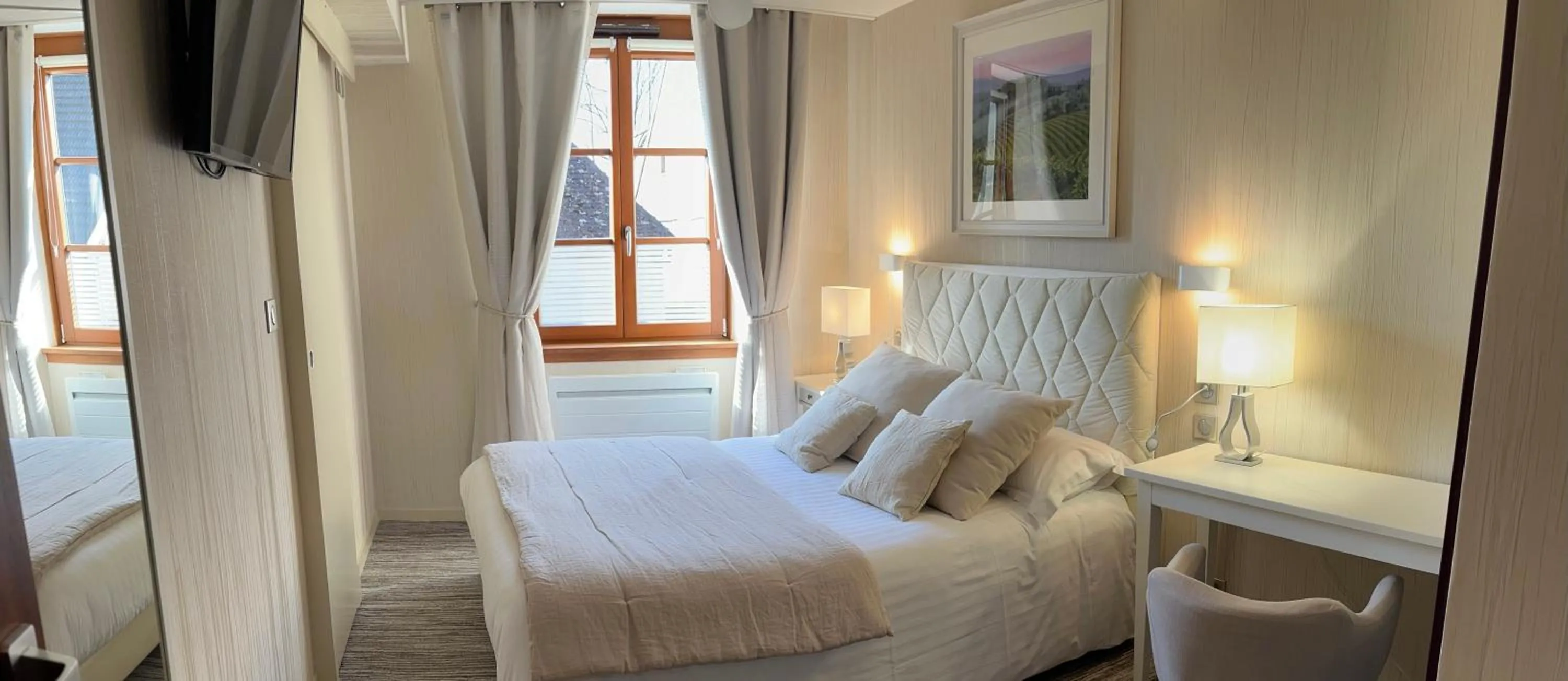 Bedroom, Bed in Logis Hôtel des Messageries