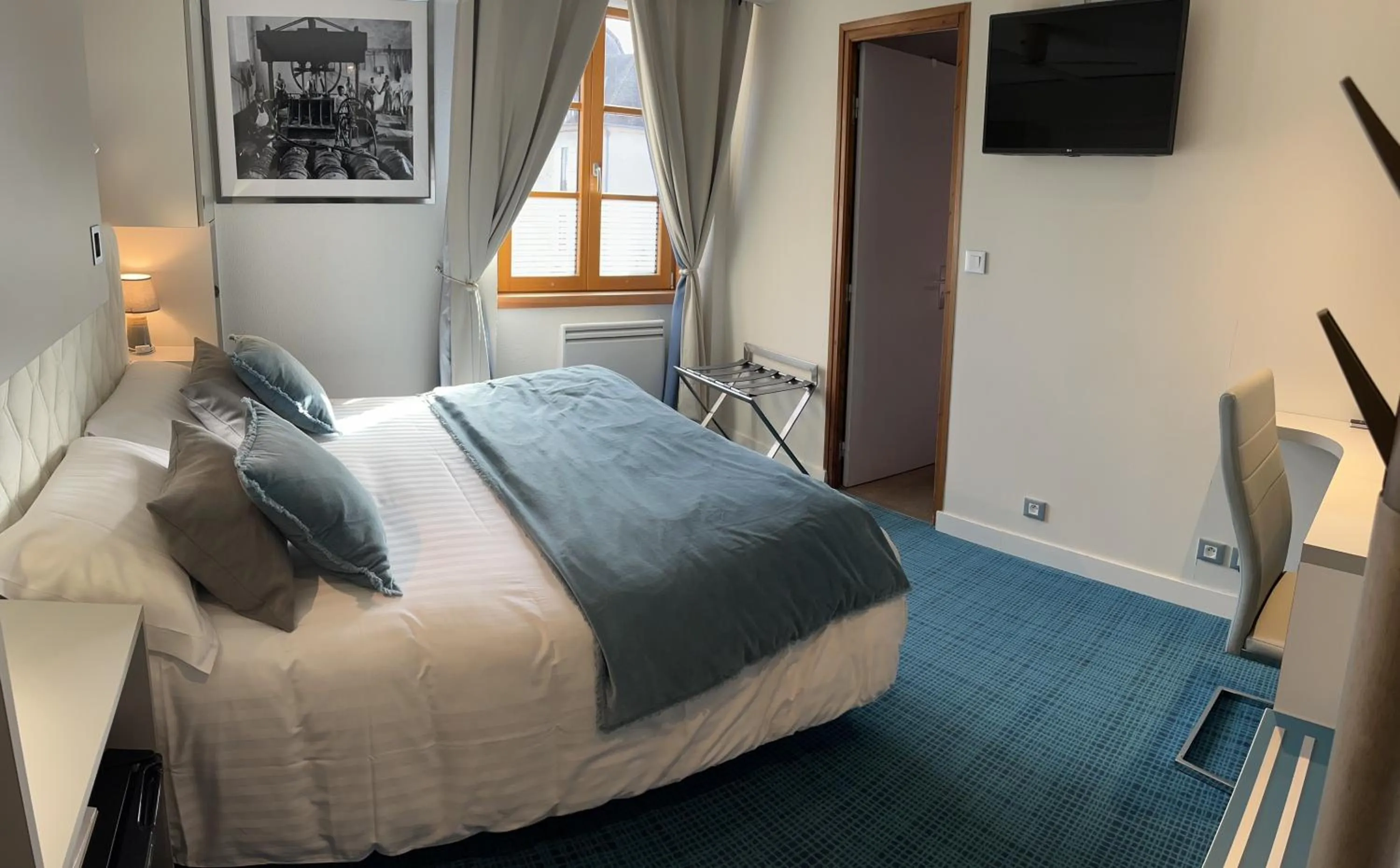 Bedroom, Bed in Logis Hôtel des Messageries