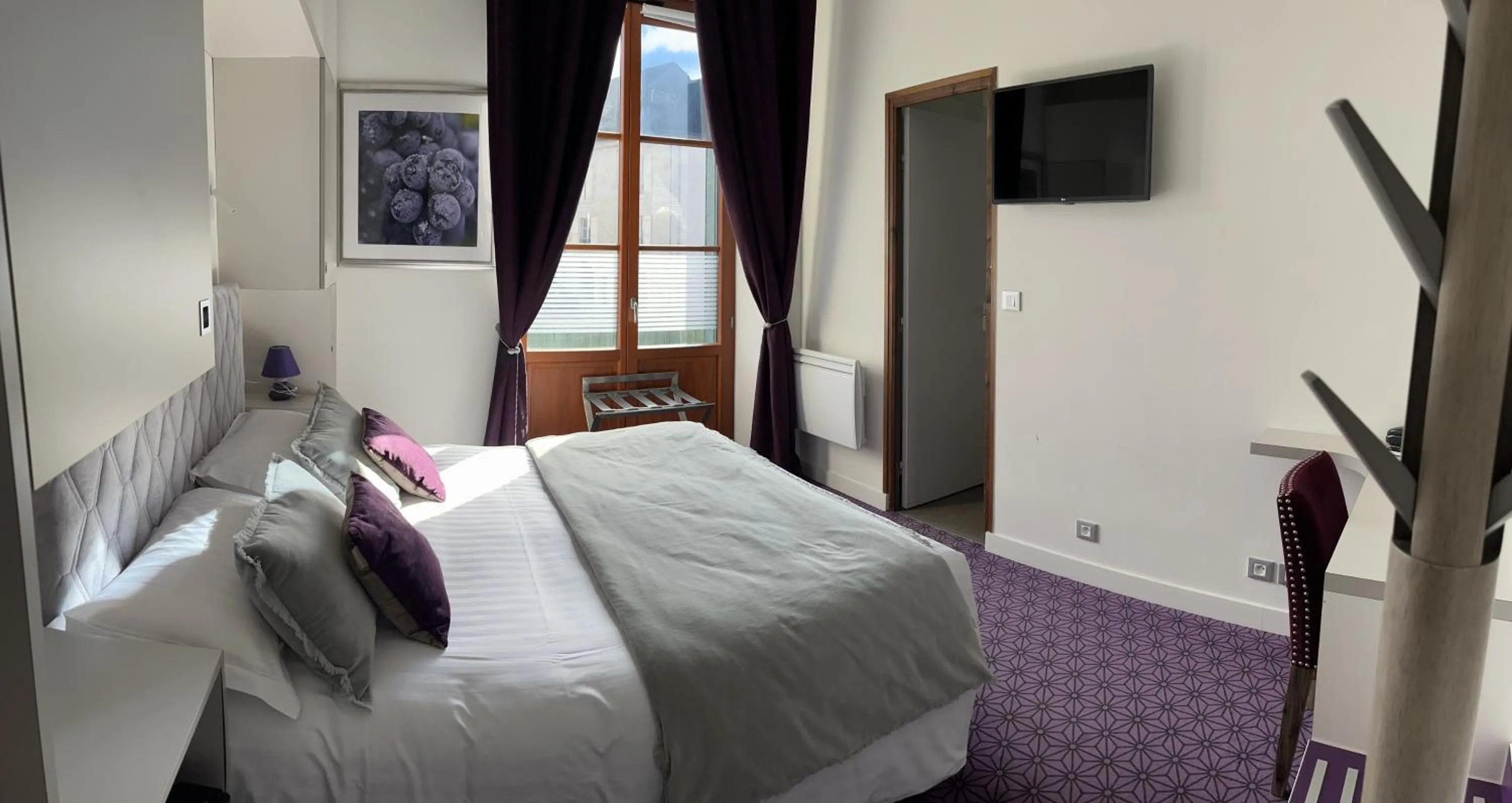 Bedroom, Bed in Logis Hôtel des Messageries