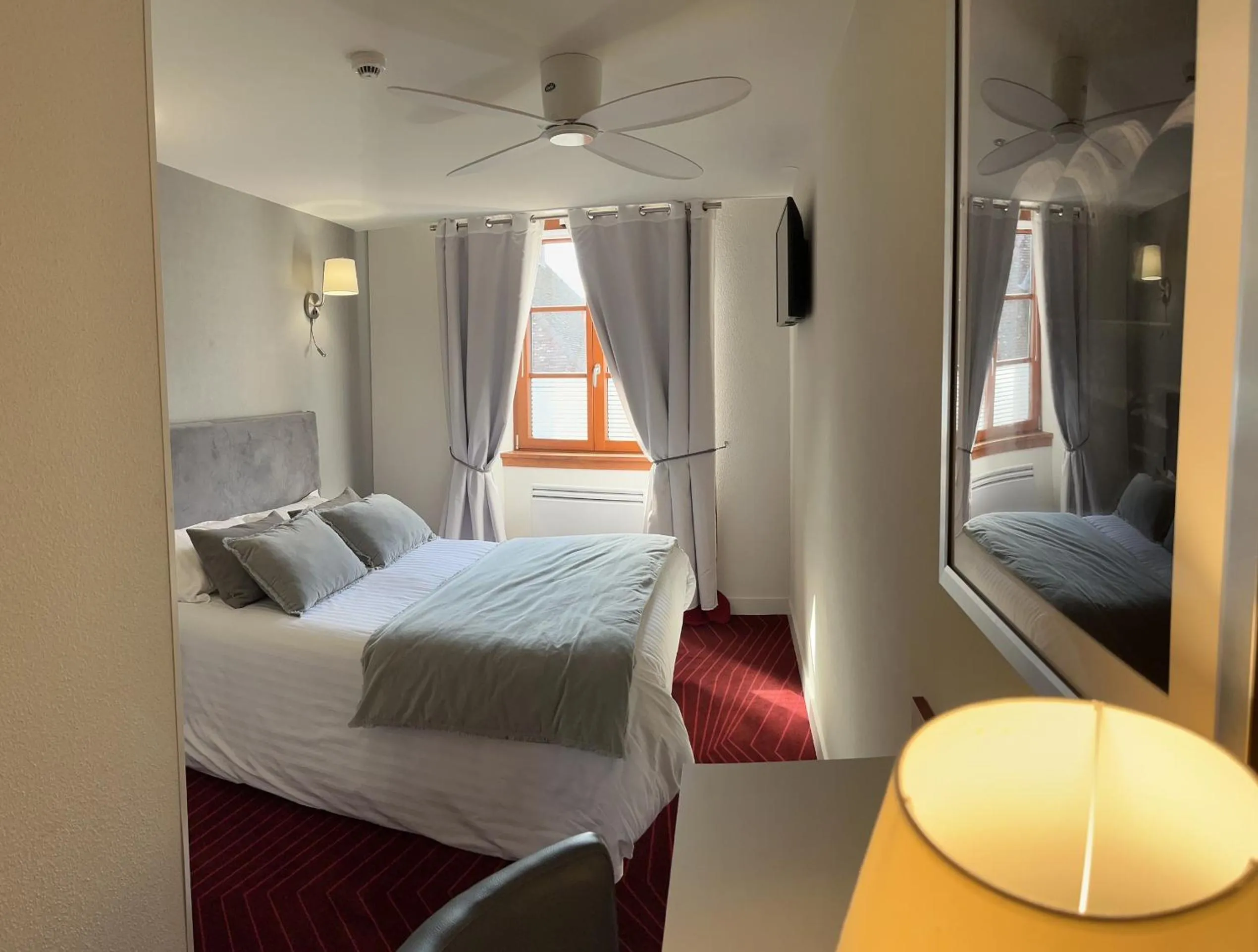 Bedroom, Bed in Logis Hôtel des Messageries