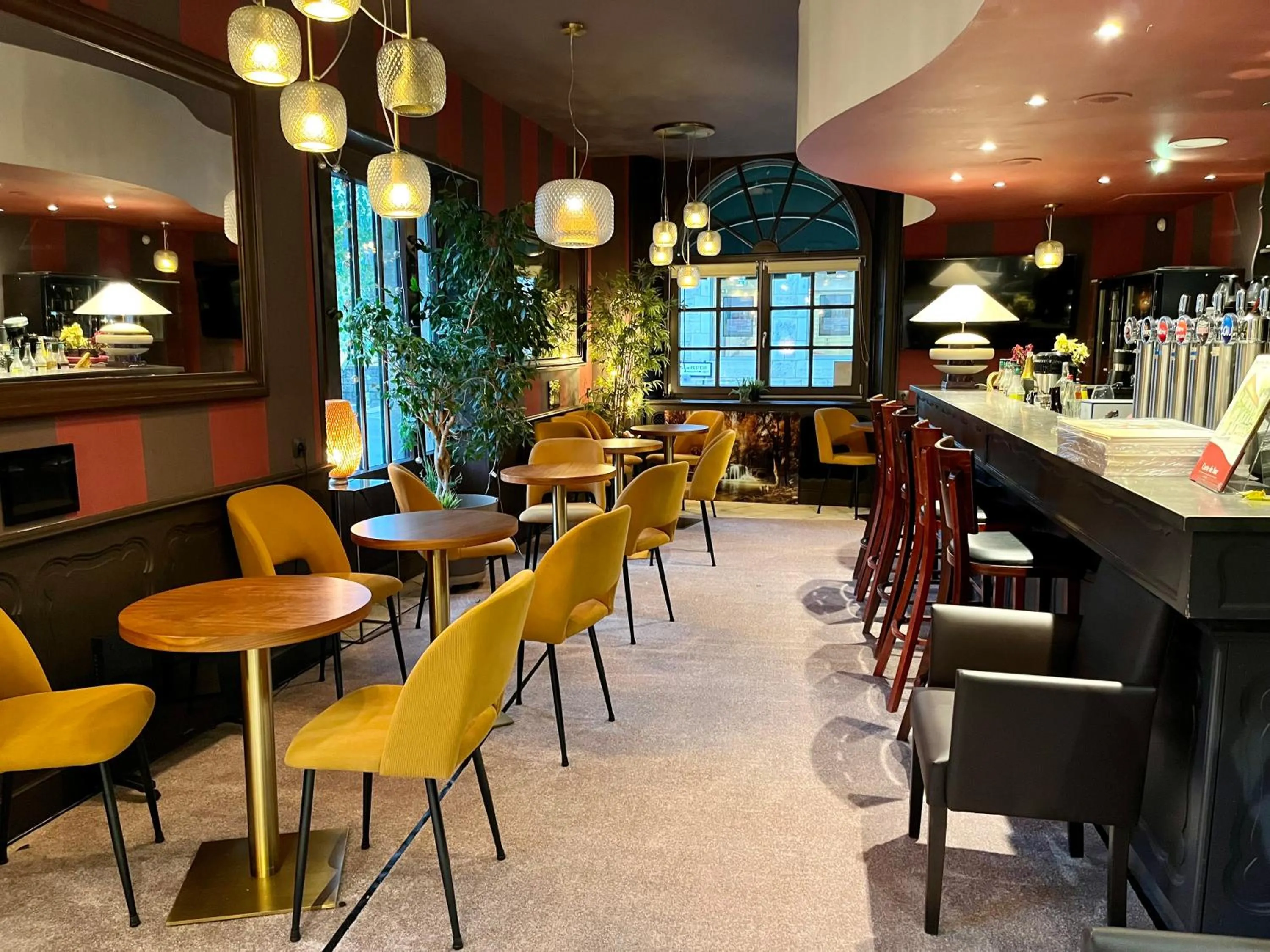 Lounge or bar in Logis Hôtel des Messageries