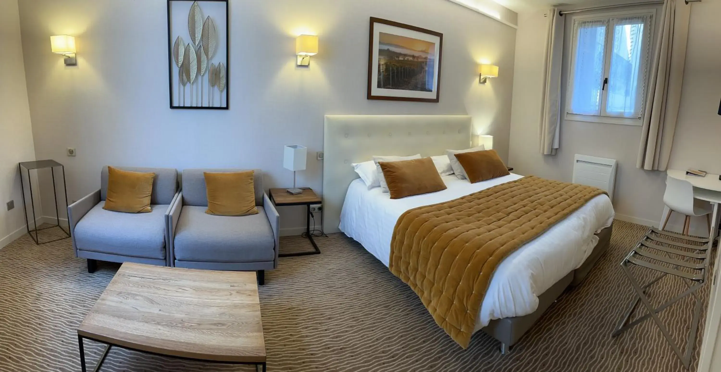 Superior Room - Interior courtyard in Logis Hôtel des Messageries Superior Room - Interior courtyard in Logis Hôtel des Messageries