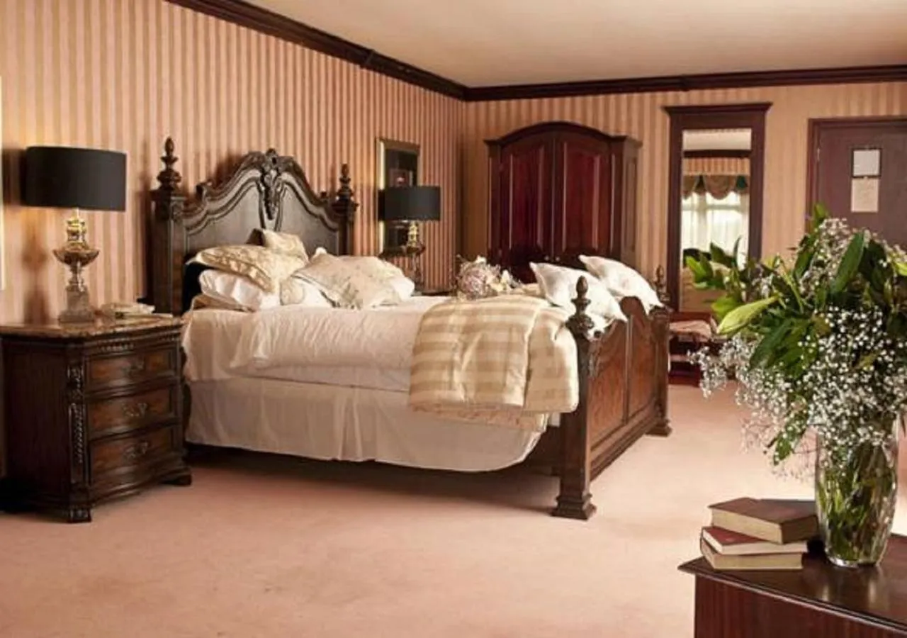 Bed in Devon Inn Hotel