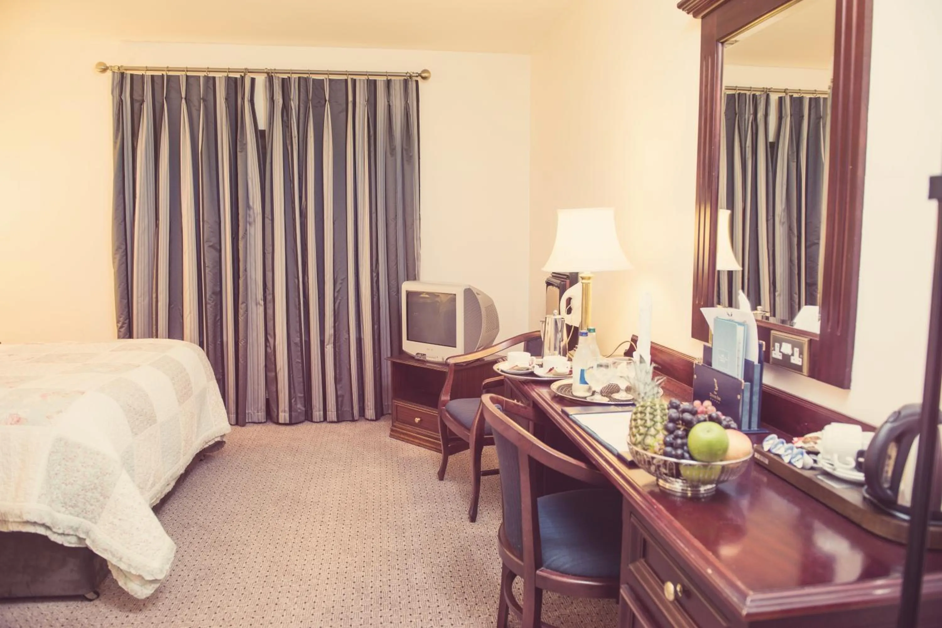 Bed in Devon Inn Hotel