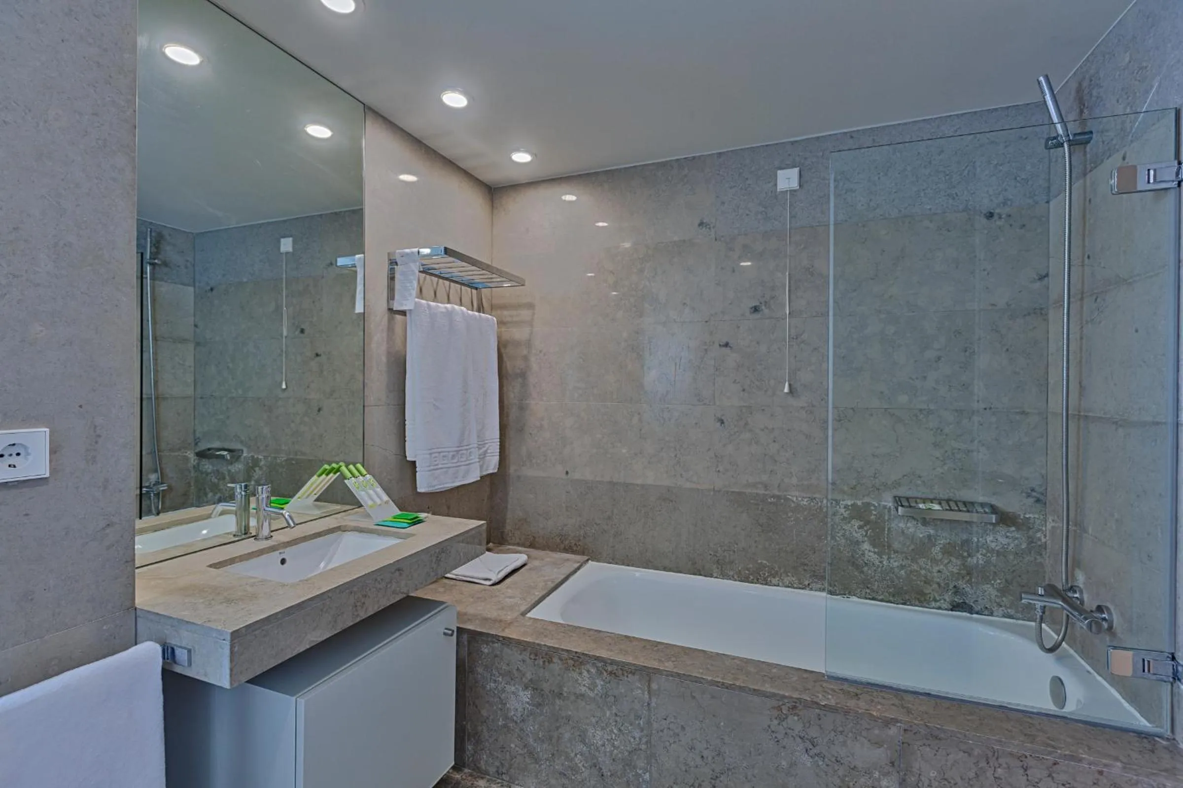 Bathroom in Aqualuz Troia Rio by The Editory