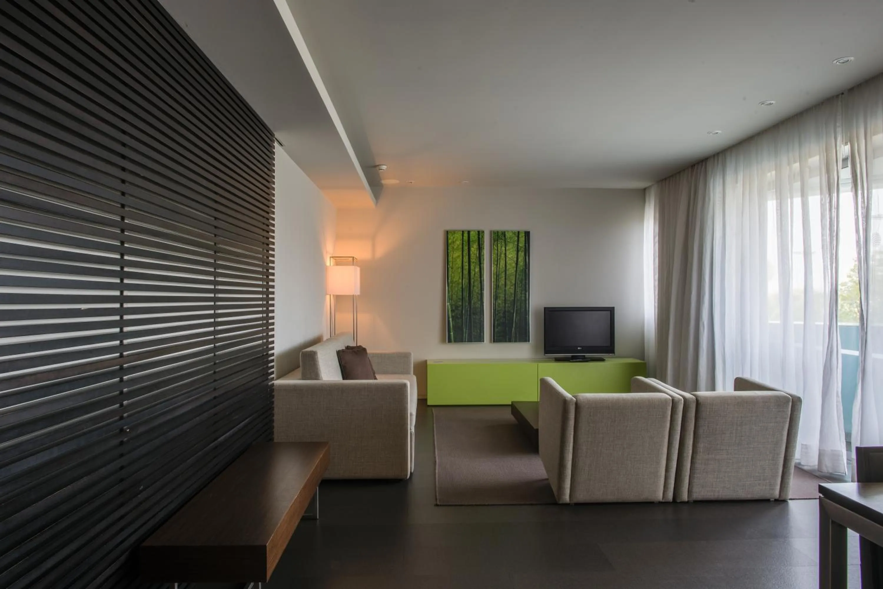 Living room in Aqualuz Troia Rio by The Editory