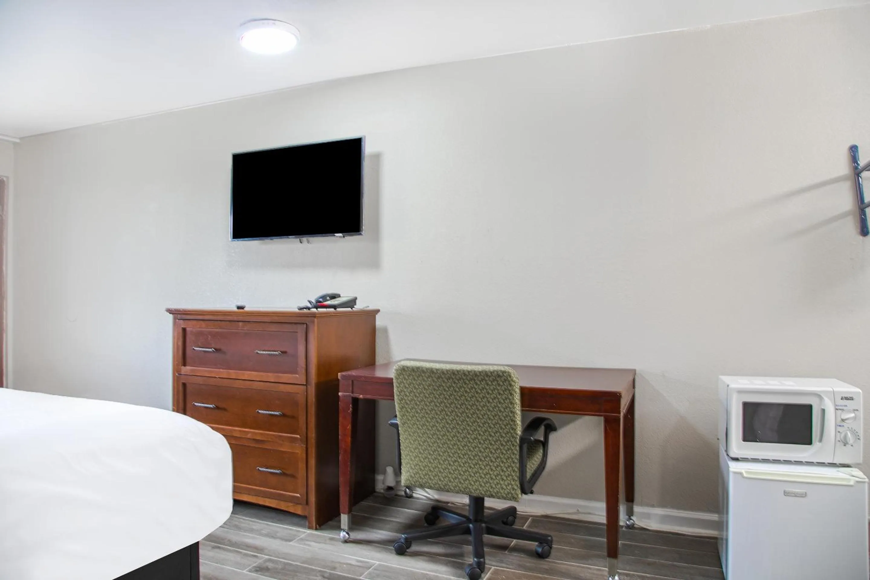 TV and multimedia in Masters Inn Augusta Washington Rd, I-20