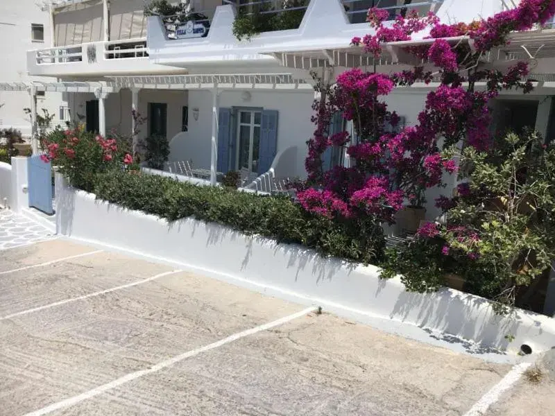 Facade/entrance in Villa Zampeta Facade/entrance in Villa Zampeta