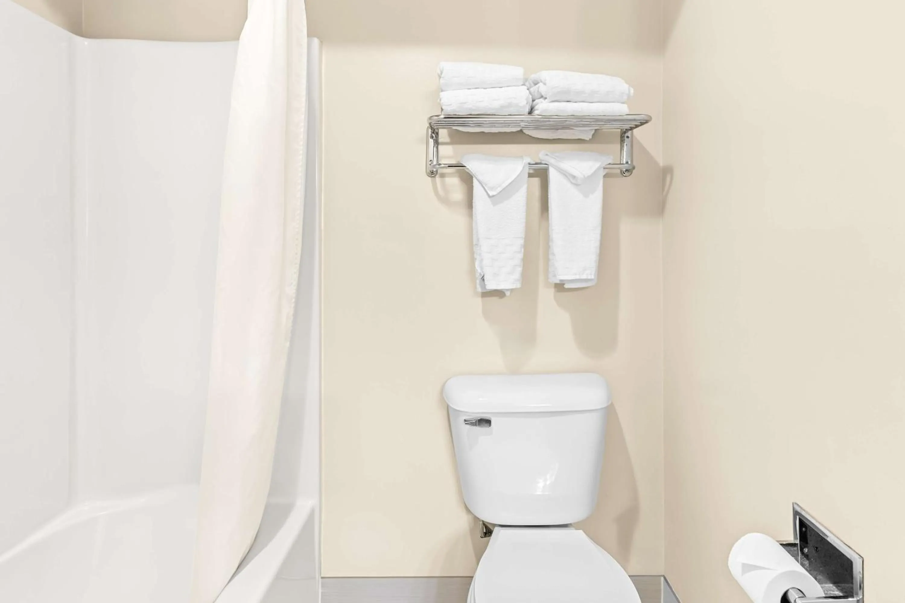 Bathroom in Best Western Baraboo Inn