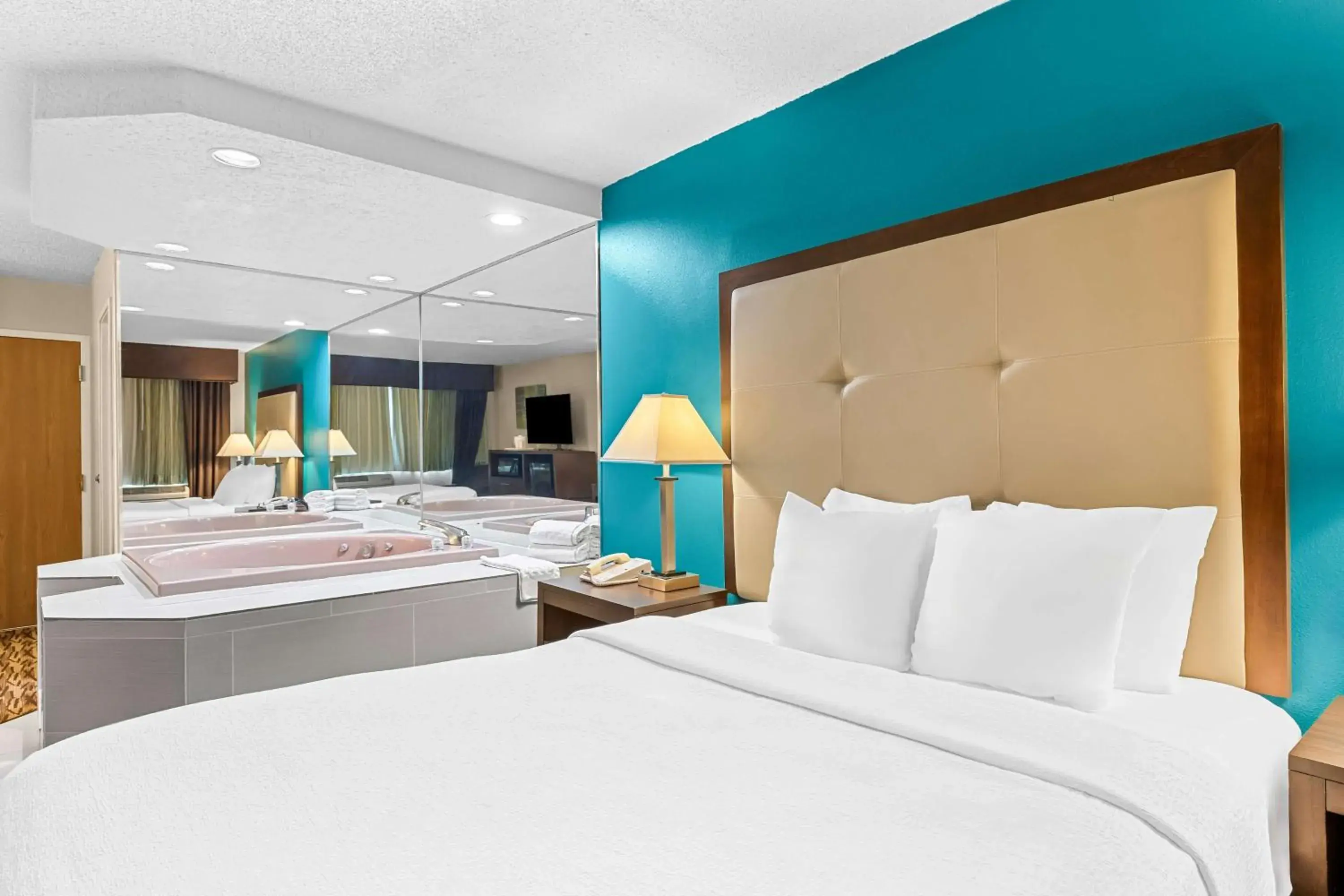 Bedroom, Bed in Best Western Baraboo Inn Bedroom, Bed in Best Western Baraboo Inn