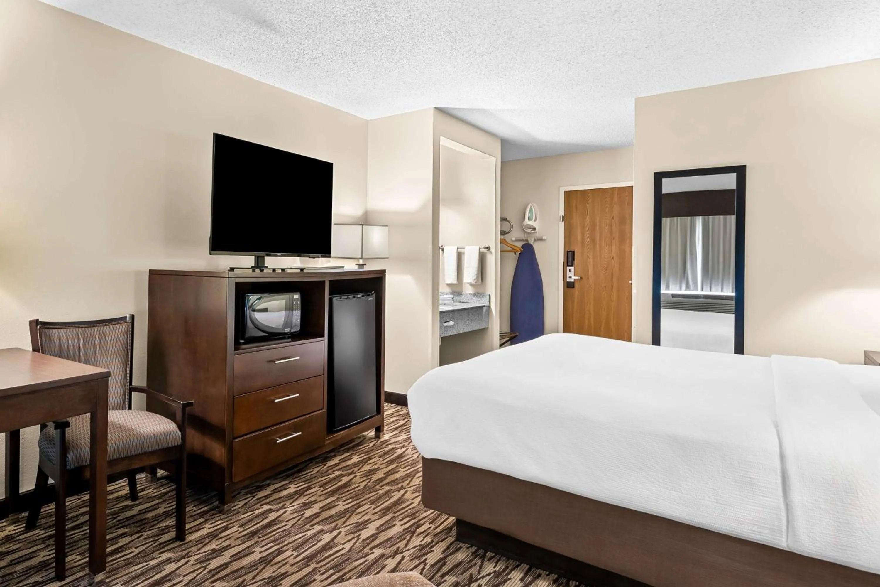 Bedroom, Bed in Best Western Baraboo Inn