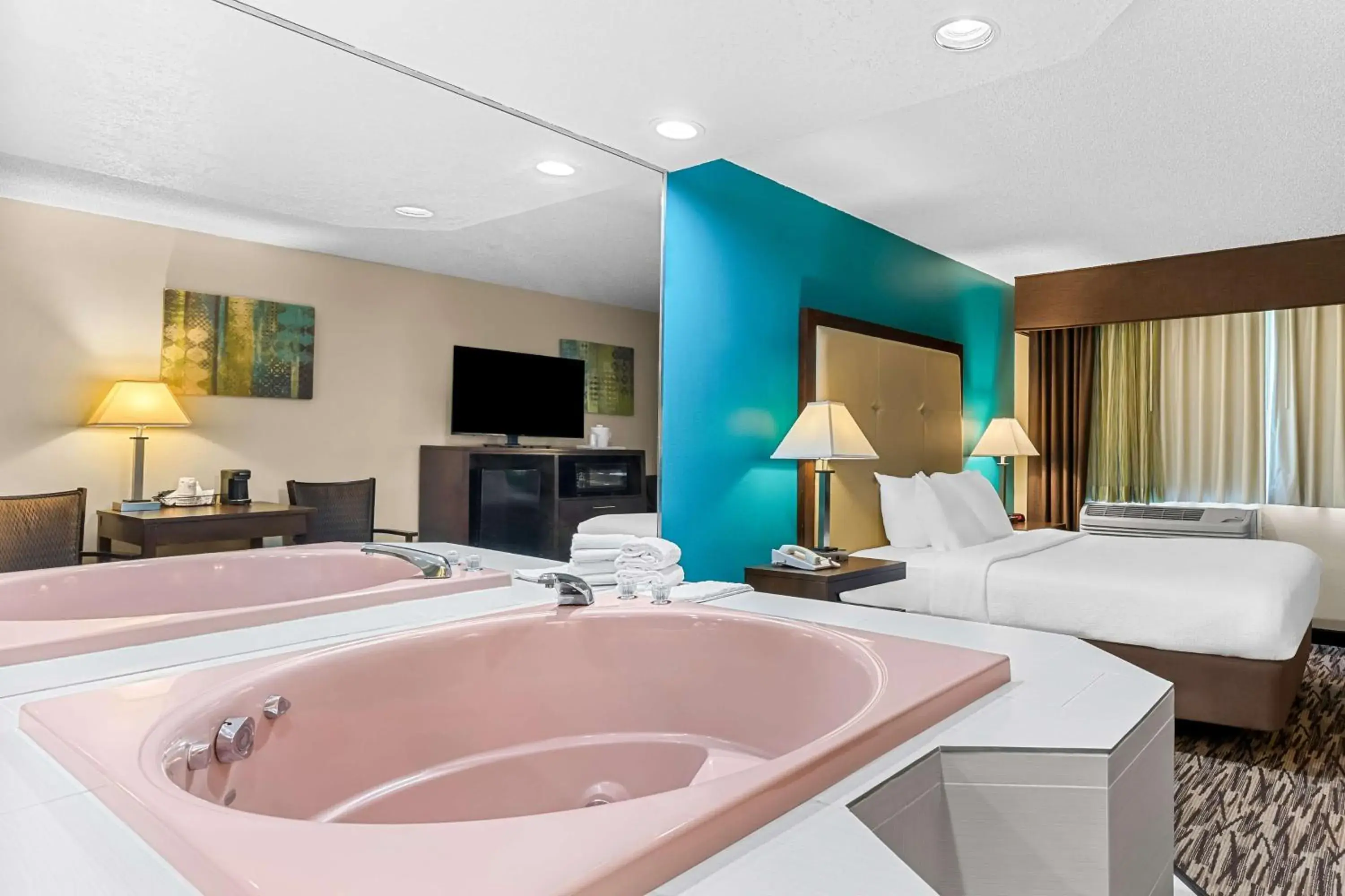 Queen Room with Whirlpool - Non-Smoking in Best Western Baraboo Inn Queen Room with Whirlpool - Non-Smoking in Best Western Baraboo Inn