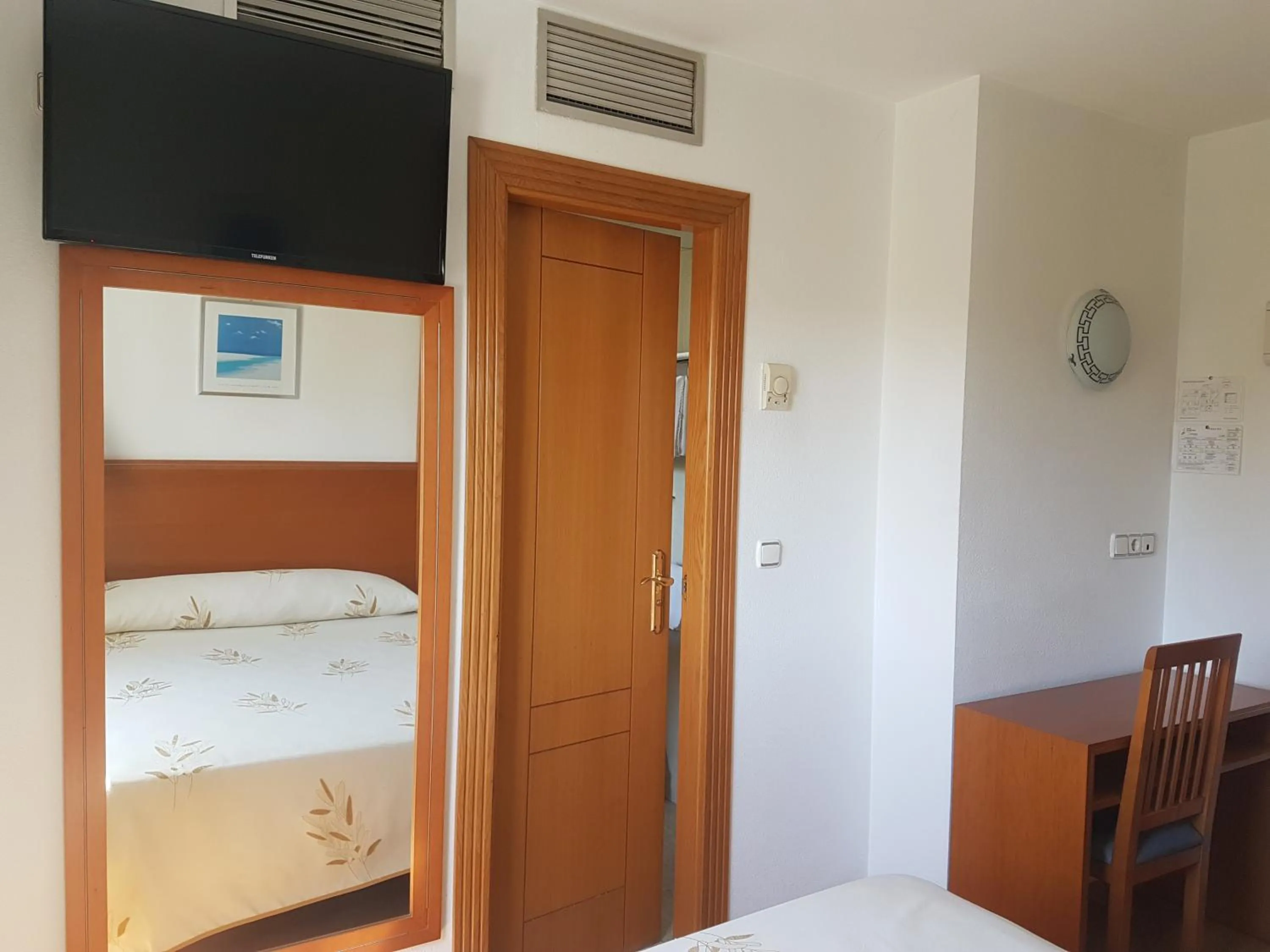 Standard Queen Room - single occupancy in Hostal Mediterraneo