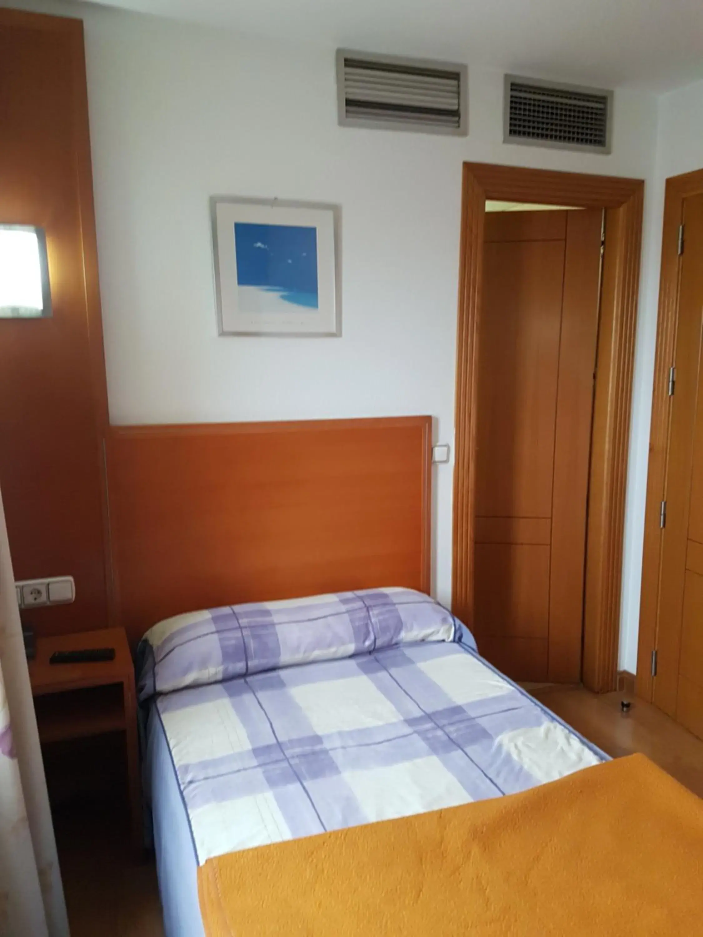 Standard Single Room in Hostal Mediterraneo Standard Single Room in Hostal Mediterraneo