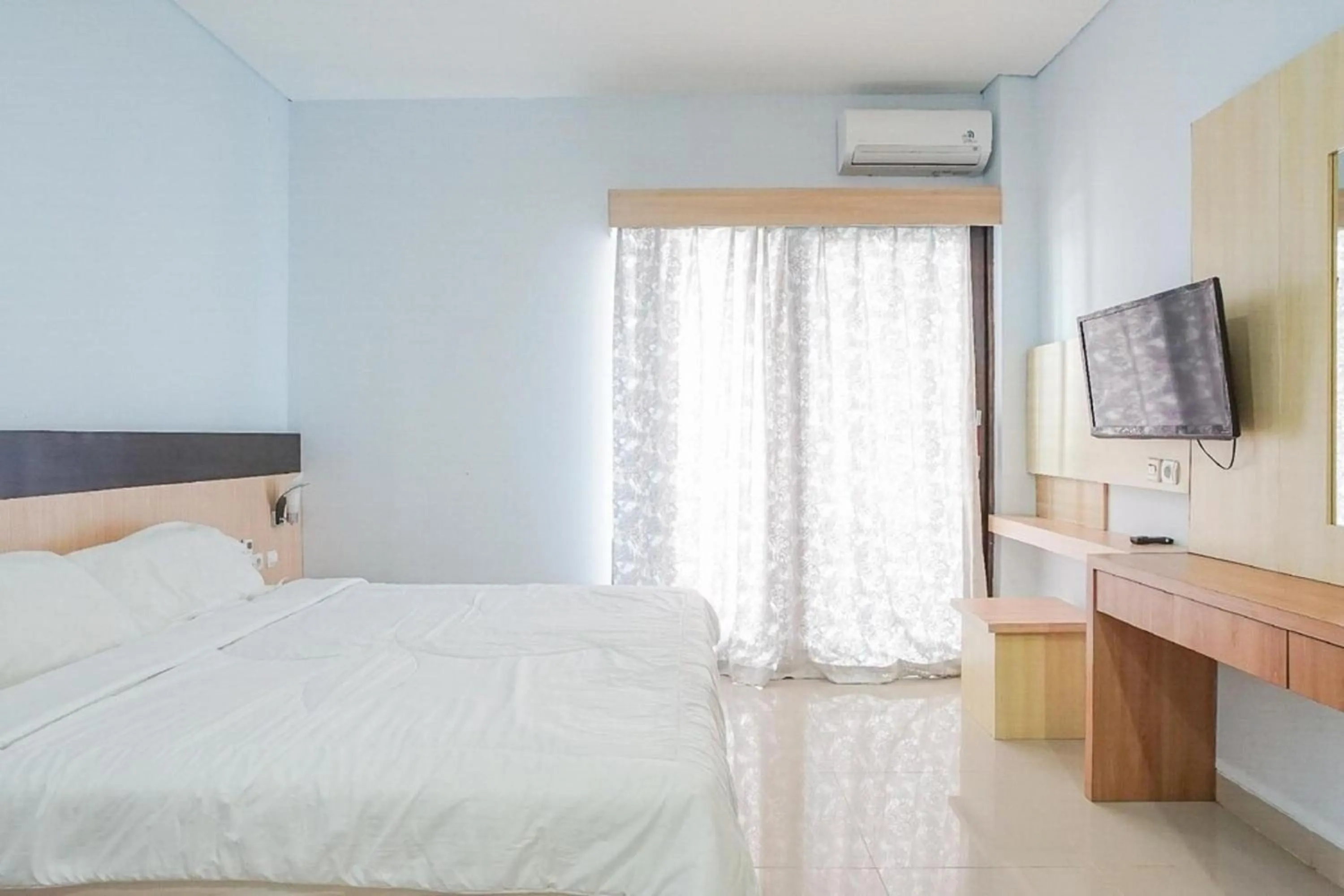 Bedroom, Bed in RedDoorz near Muaya Beach Jimbaran