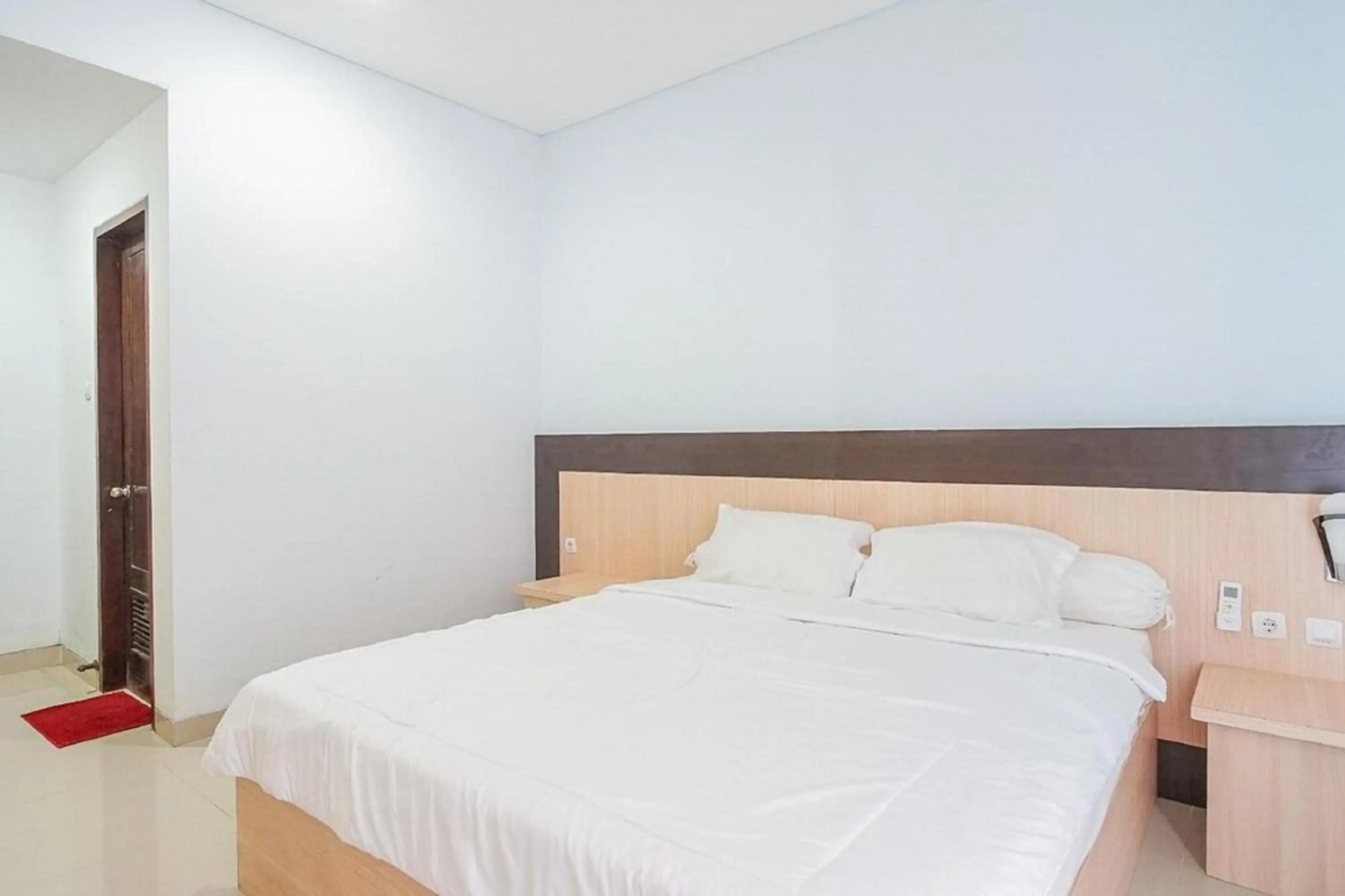 Bedroom, Bed in RedDoorz near Muaya Beach Jimbaran