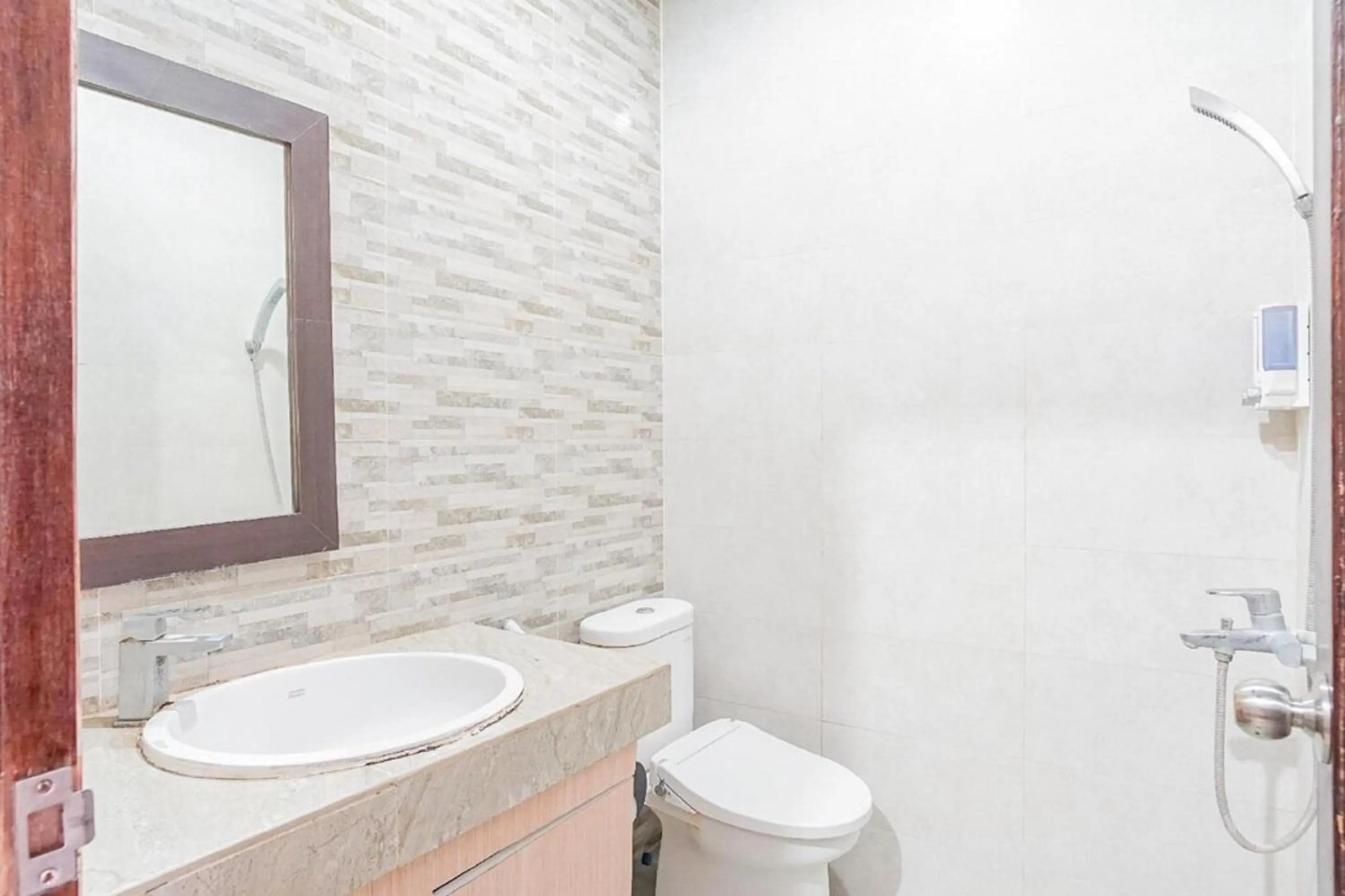 Bathroom in RedDoorz near Muaya Beach Jimbaran