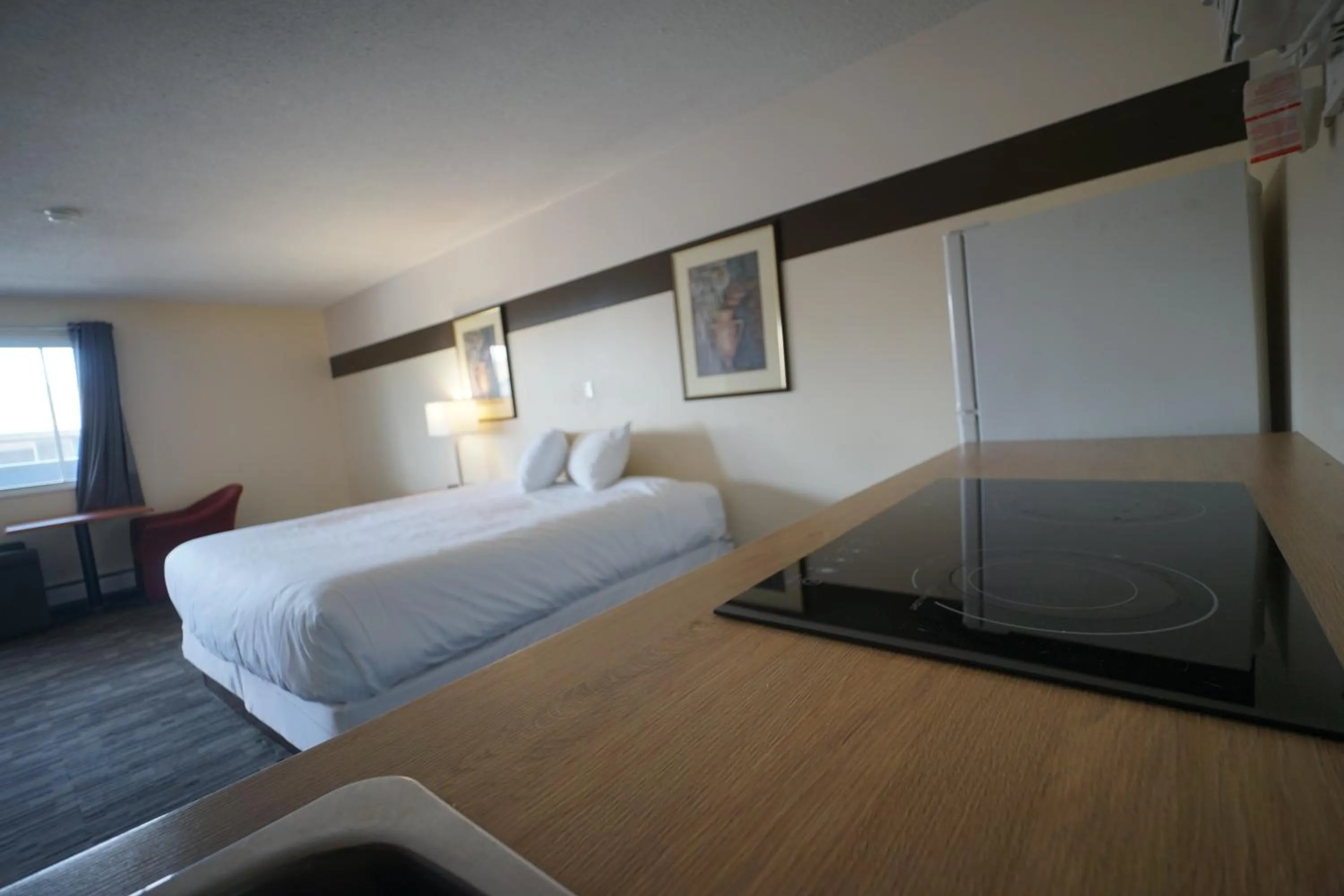Kitchen or kitchenette, Bed in Superlodge Canada