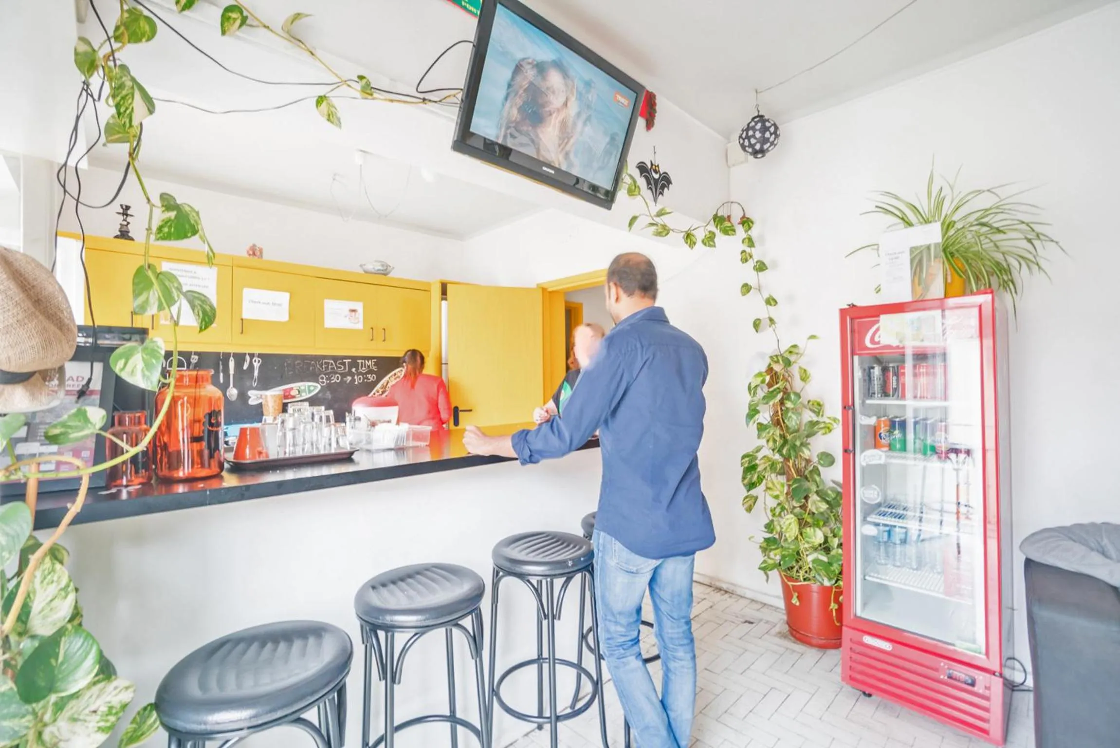 Communal lounge/ TV room in Vistas de Lisboa Hostel