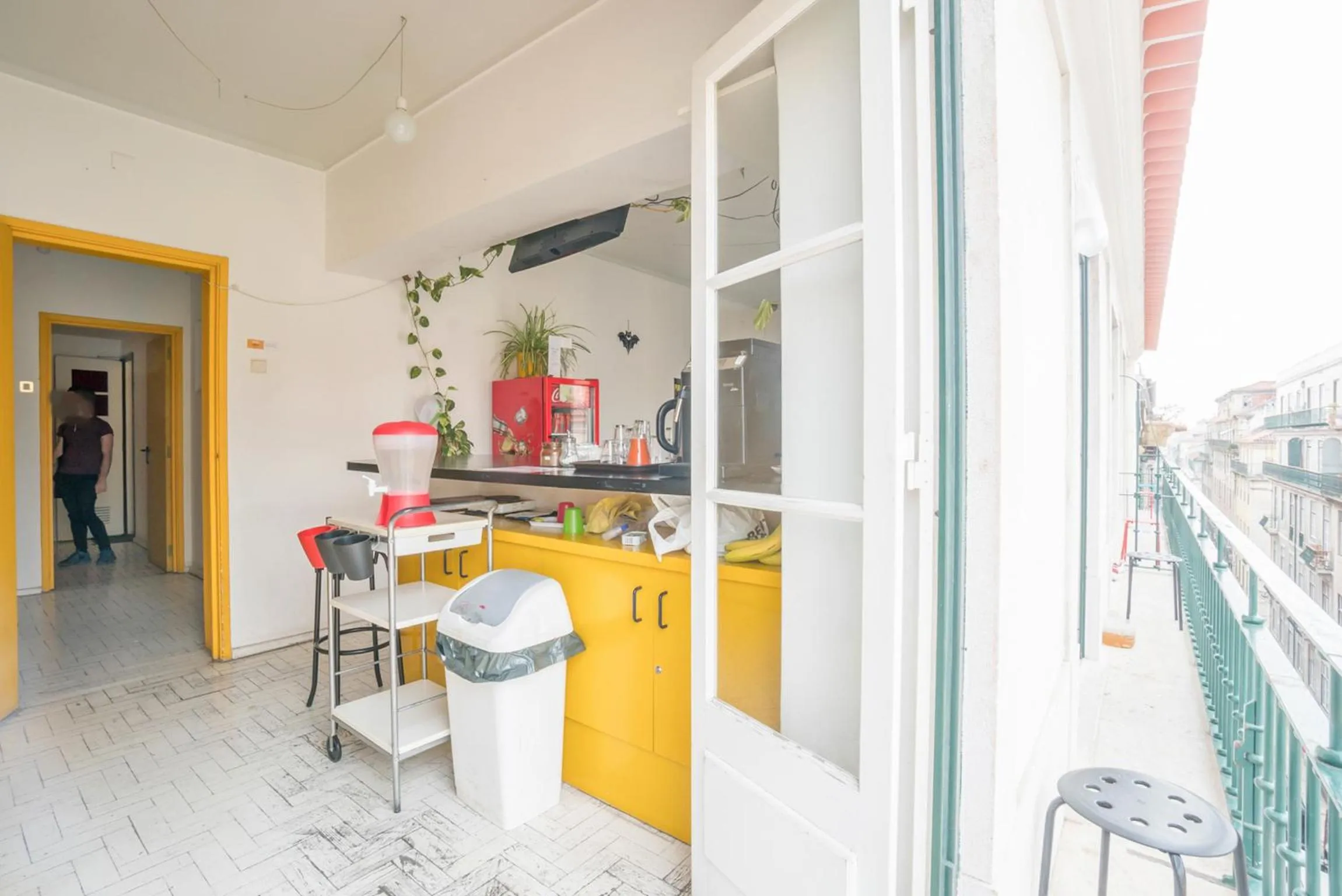 Communal lounge/ TV room in Vistas de Lisboa Hostel