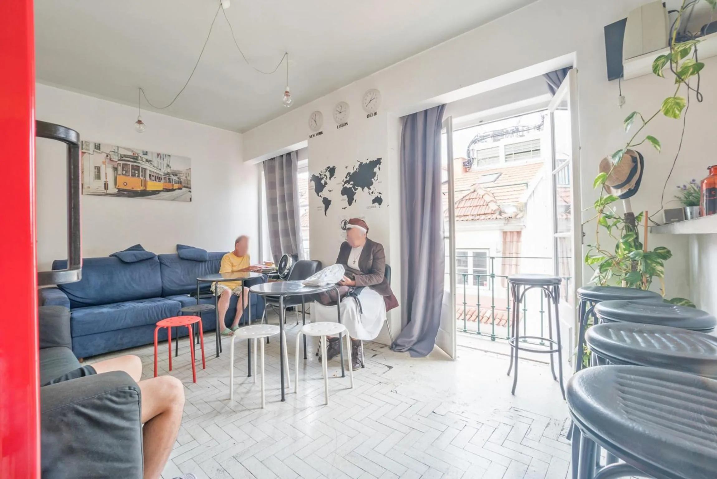 Communal lounge/ TV room in Vistas de Lisboa Hostel
